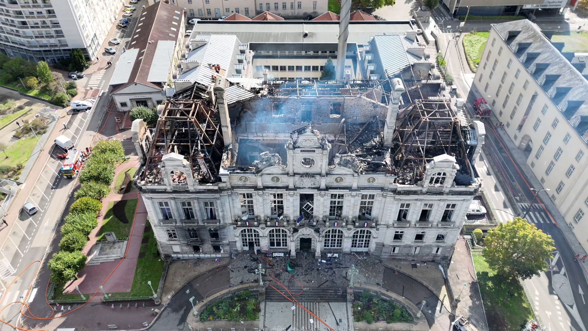 Blick auf das zerstörte Rathaus von Limoges nach einem Brandanschlag am Tag zuvor.