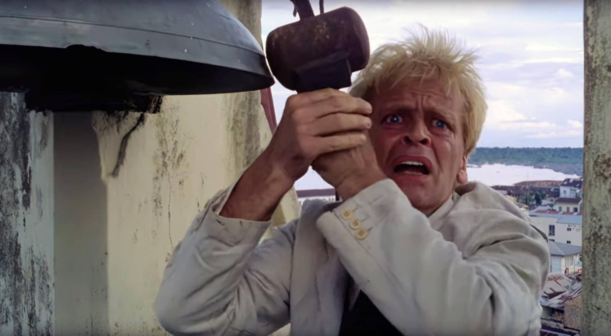 Klaus Kinski in einer Filmszene.
