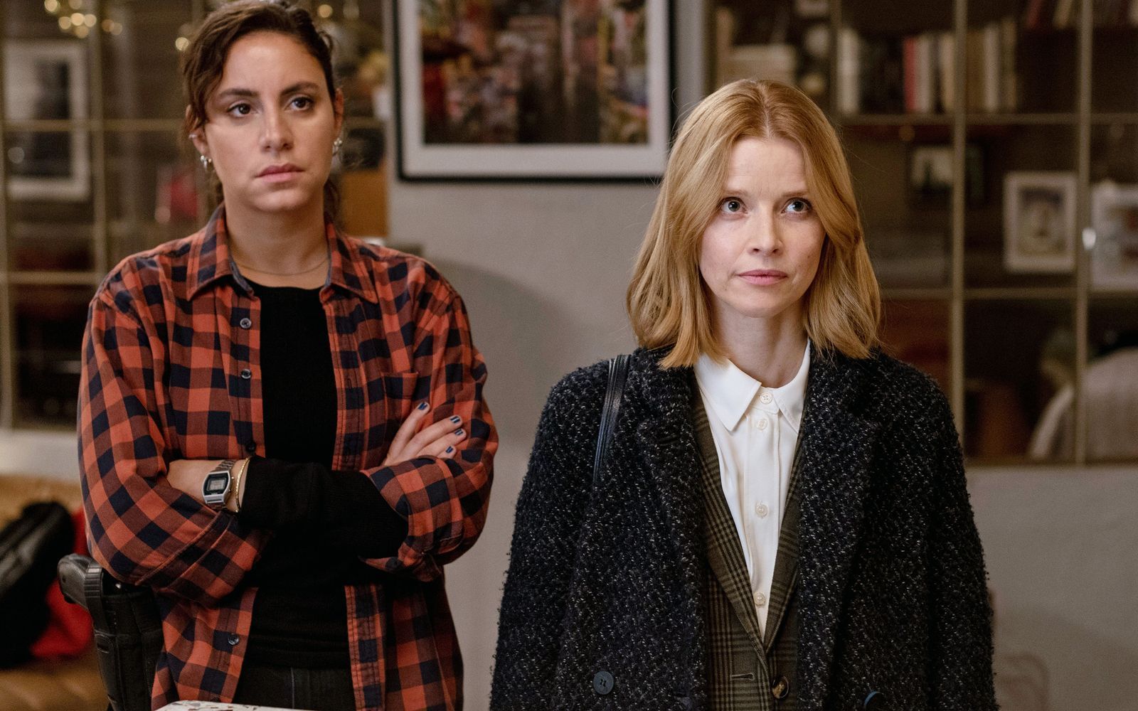 Die energisch-emotionale Mila Sahin (Almila Bagriacik, links) und die eher steife Kriminalpsychologin Elli Krieger (Karoline Schuch) kommen in Teil der doppelten Kiel-Folge „Tatort: Unter Freunden / Unter Feinden“ nun so richtig zusammen.  (Bild: NDR/Thorsten Jander)