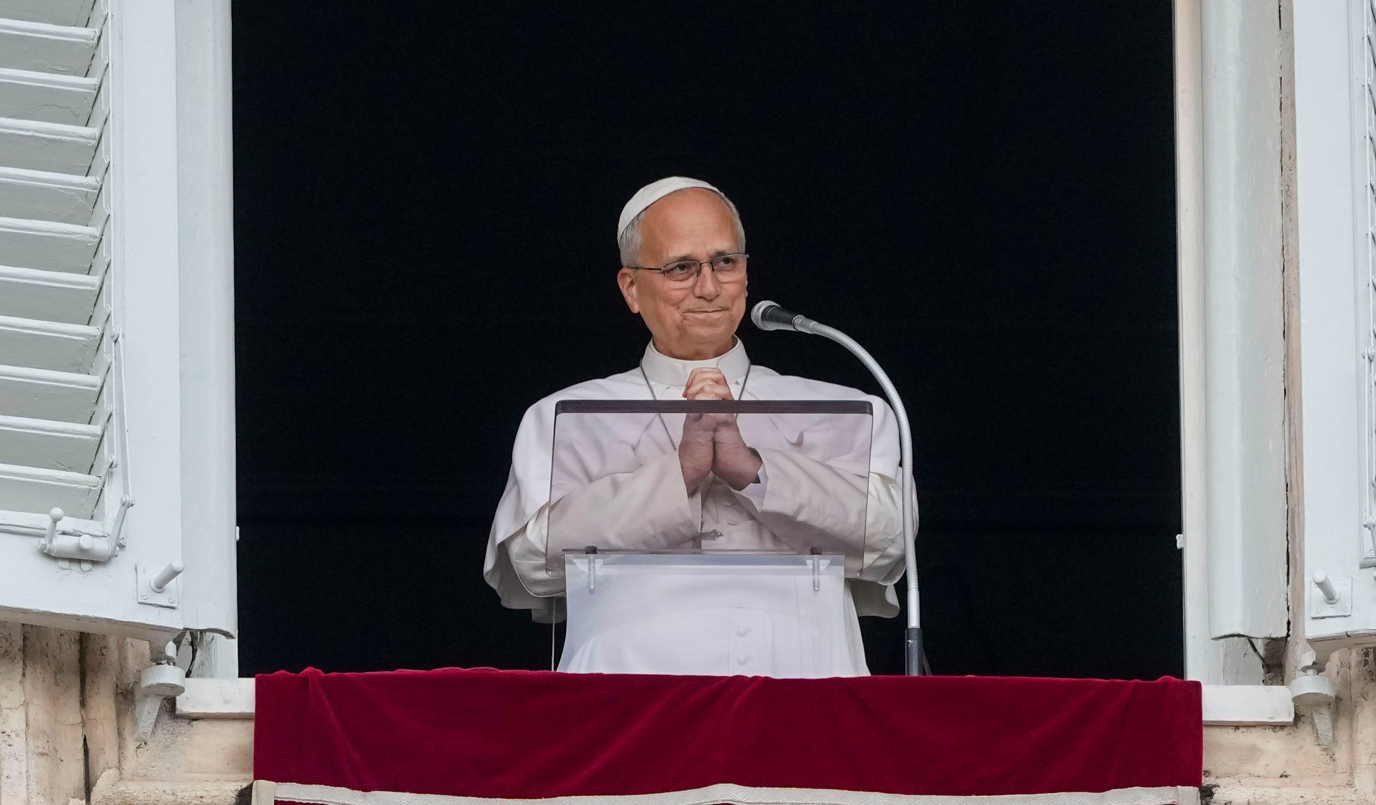 Papst Leo XIV. erscheint am Fenster seines Arbeitszimmers im Apostolischen Palast.