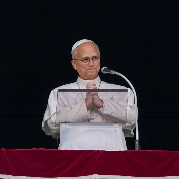 Papst Leo XIV. erscheint am Fenster seines Arbeitszimmers im Apostolischen Palast.