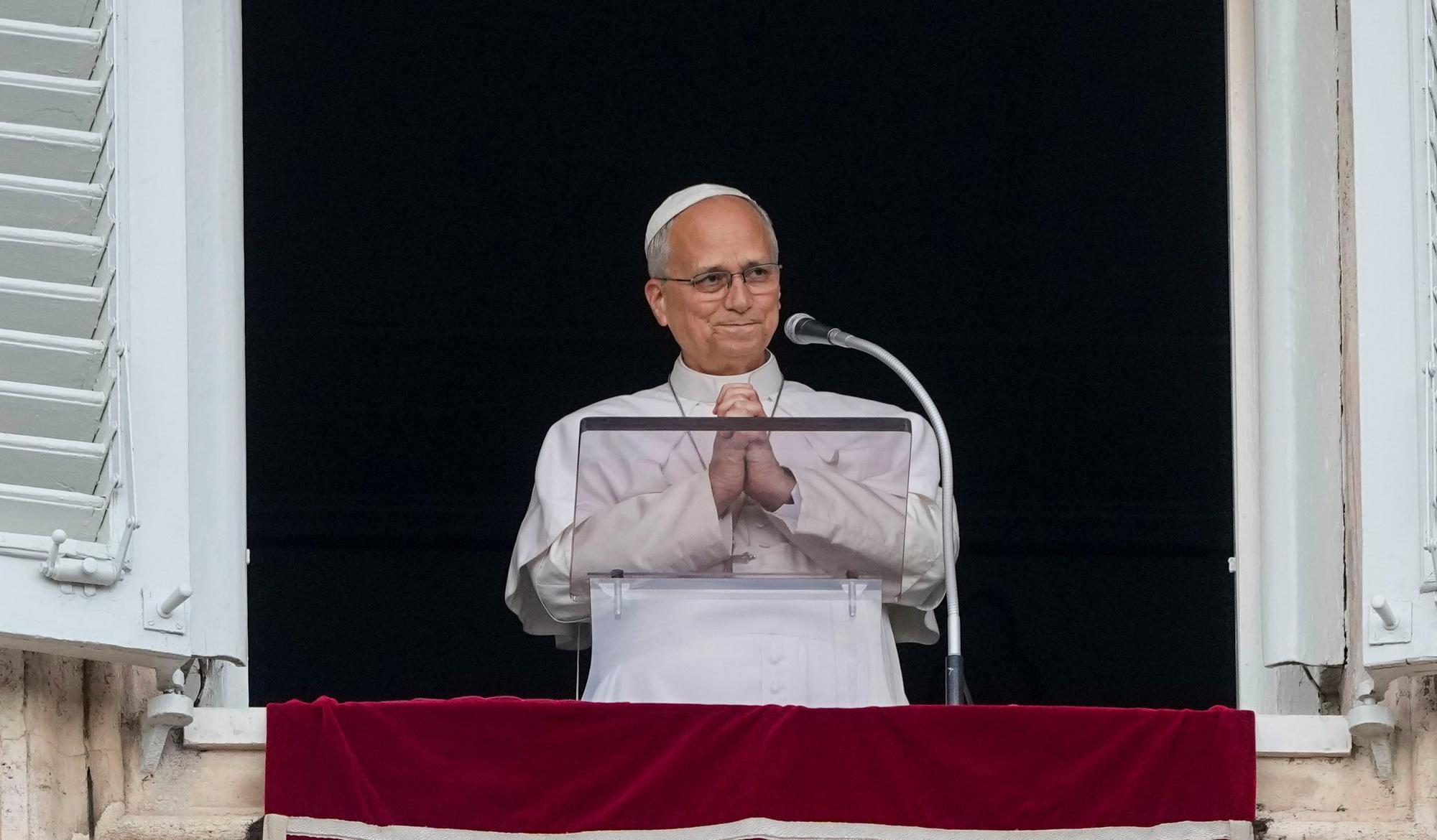 Papst Leo XIV. erscheint am Fenster seines Arbeitszimmers im Apostolischen Palast.