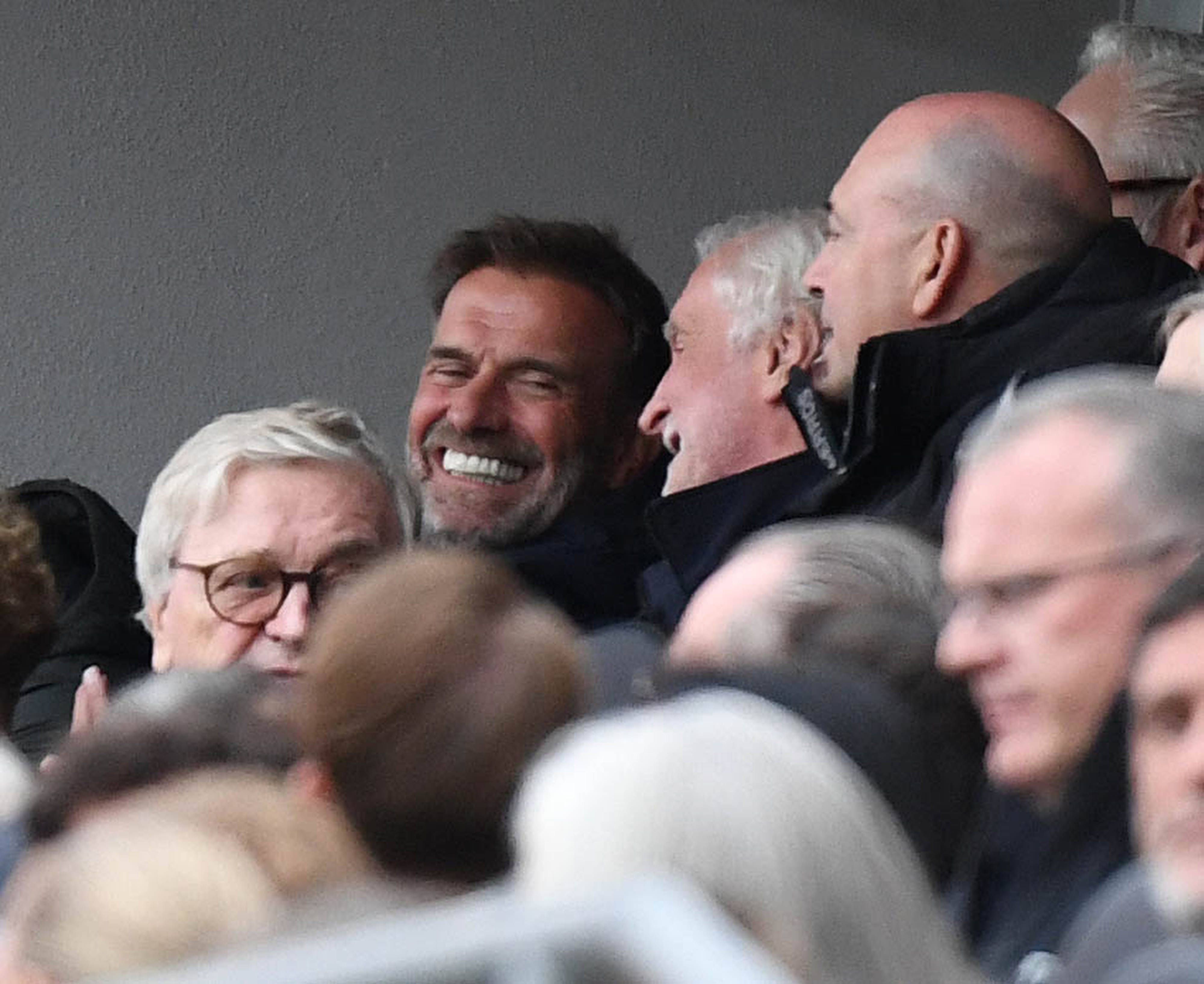 18.10.2026, xophax, Fussball 1.Bundesliga, Bayer 04 Leverkusen - SC Freiburg v.l. Jürgen Klopp und Rudi Völler, Fernando Carro rechts auf der Tribüne in der BayArena DFL/DFB REGULATIONS PROHIBIT ANY USE OF PHOTOGRAPHS as IMAGE SEQUENCES and/or QUASI-VIDEO Leverkusen *** October 18, 2026, xophax, Soccer, Bundesliga 1, Bayer 04 Leverkusen vs. SC Freiburg, featuring Jürgen Klopp and Rudi Völler, Fernando Carro on the right side of the stands at the BayArena DFL DFB REGULATIONS PROHIBIT ANY USE OF PHOTOGRAPHS AS IMAGE SEQUENCES AND/OR QUASI-VIDEO Leverkusen