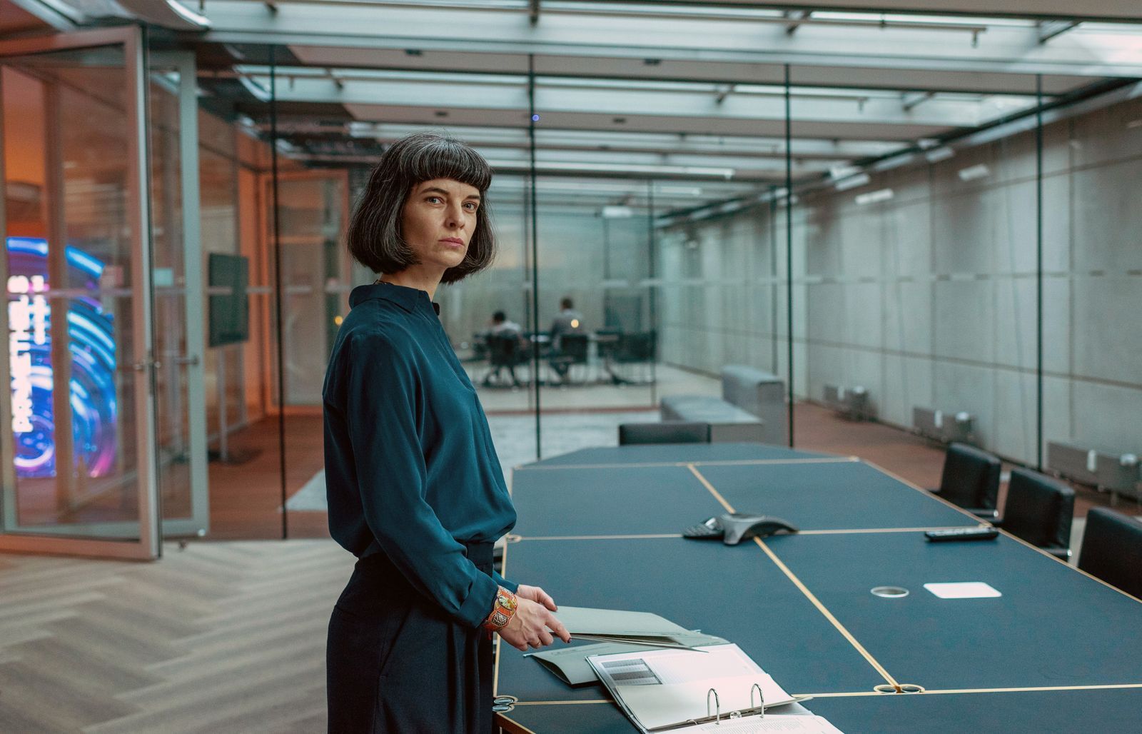 Was genau treibt die Geschäftsführerin von Prometheus, Viola Berger (Sarah Hostettler)? Ausgangspunkt des „Tatort“-Zweiteilers war der Mord an ihrer Mitarbeiterin. (Bild: NDR/Thorsten Jander)