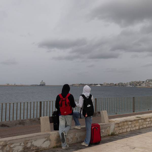 Menschen am Meer auf der Strandpromenade von Palma. Der Sturm „Adam“ zieht über die Insel hinweg, und für die Bevölkerung wurde eine rote Warnstufe ausgerufen.