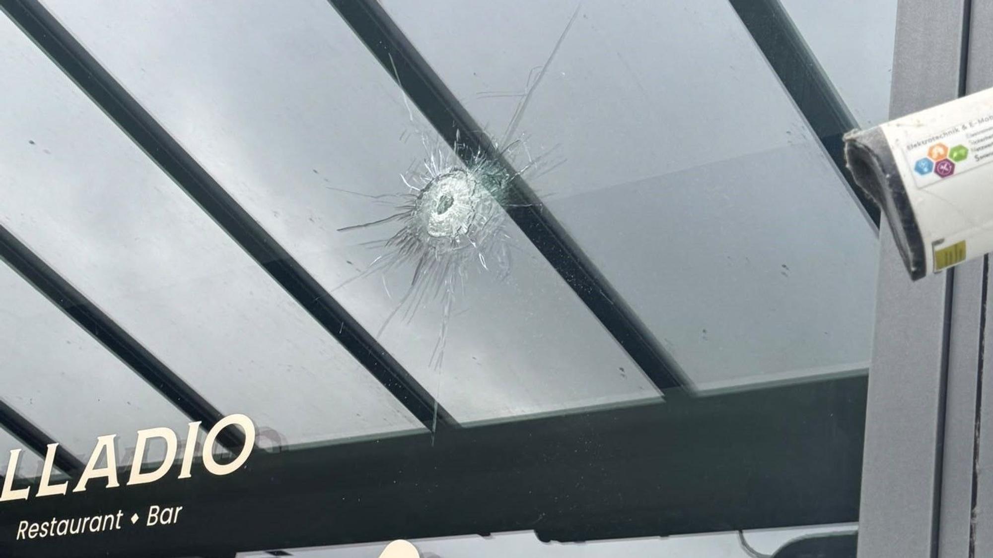 Unbekannte haben auf ein Restaurant in Köln-Rodenkirchen geschossen.