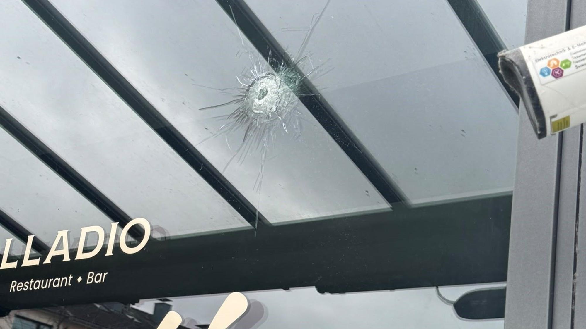 Unbekannte haben ein Restaurant in Köln-Rodenkirchen beschossen.
