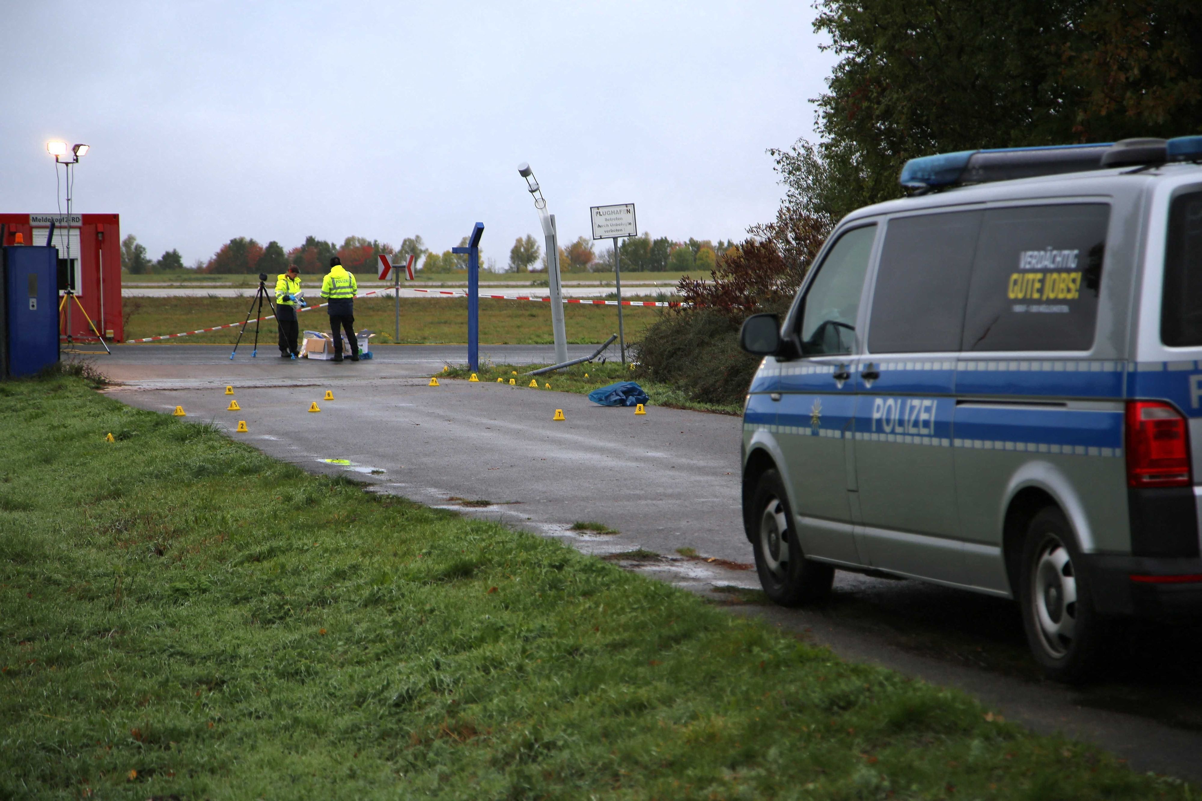 Polizisten stehen an einer Absperrung am Flughafen.