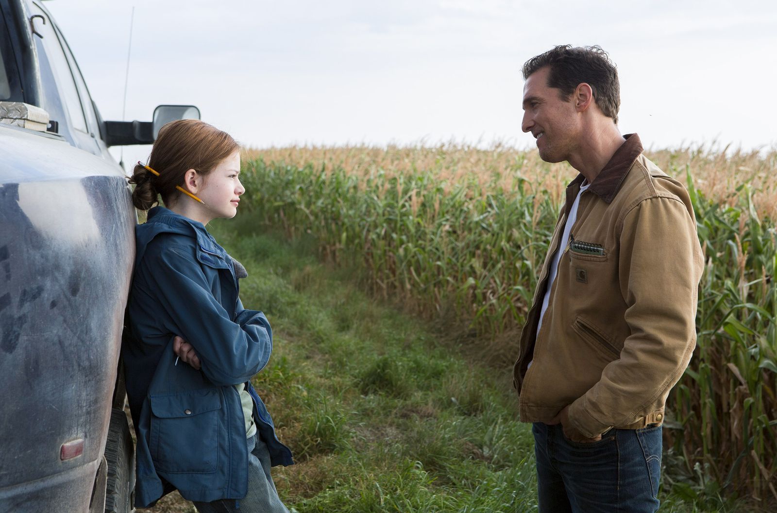 Murphy (Mackenzie Foy) muss stark sein: Ihr Vater, der ehemalige NASA-Pilot Cooper (Matthew McConaughey) wird in ferne Galaxien reisen, um neue Planeten zu entdecken.  (Bild: © 2014 Warner Bros./Paramount Pictures/Alle Rechte vorbehalten )