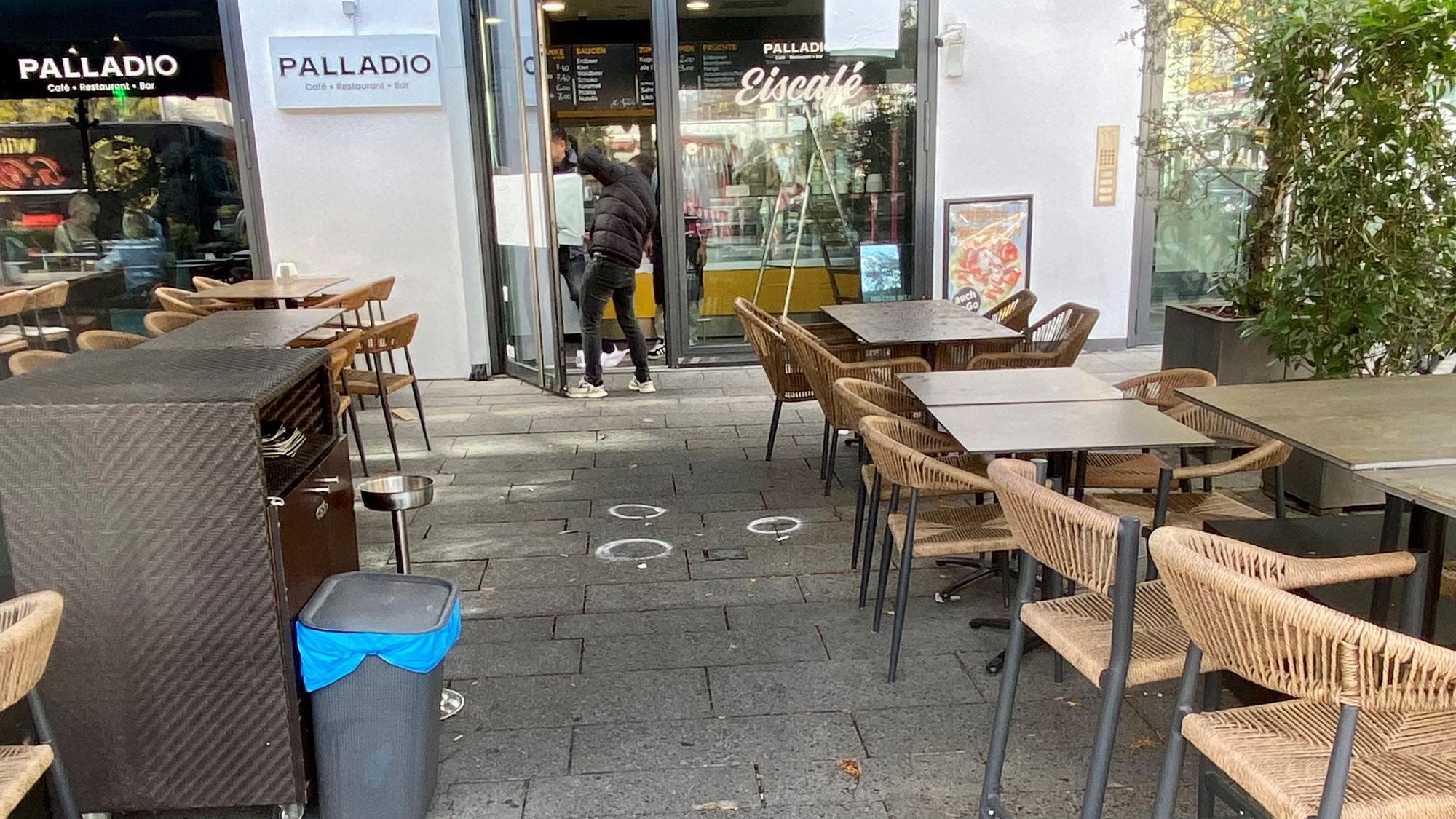 Die Polizei fand mehrere Einschusslöcher in der Glasfront eines Restaurants am Maternusplatz. Außerdem stellten sie Patronenhülsen sicher.