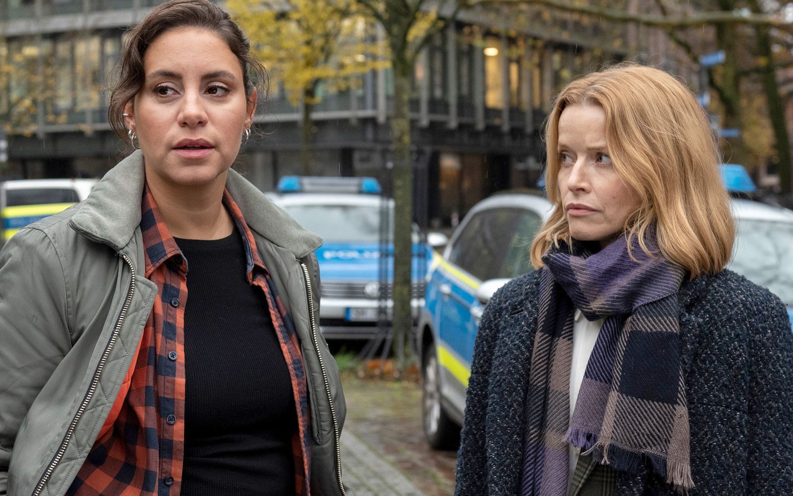 Nachdem Kriminalpsychologin Elli Krieger (Karoline Schuch, rechts) in Teil eins, „Tatort: Unter Freunden“ nur eine Randfigur war, steigt sie in Teil zwei, „Tatort: Unter Feinden“ zur vollwertigen Partnerin Mila Sahins (Almila Bagriacik) auf. (Bild: NDR/Thorsten Jander)