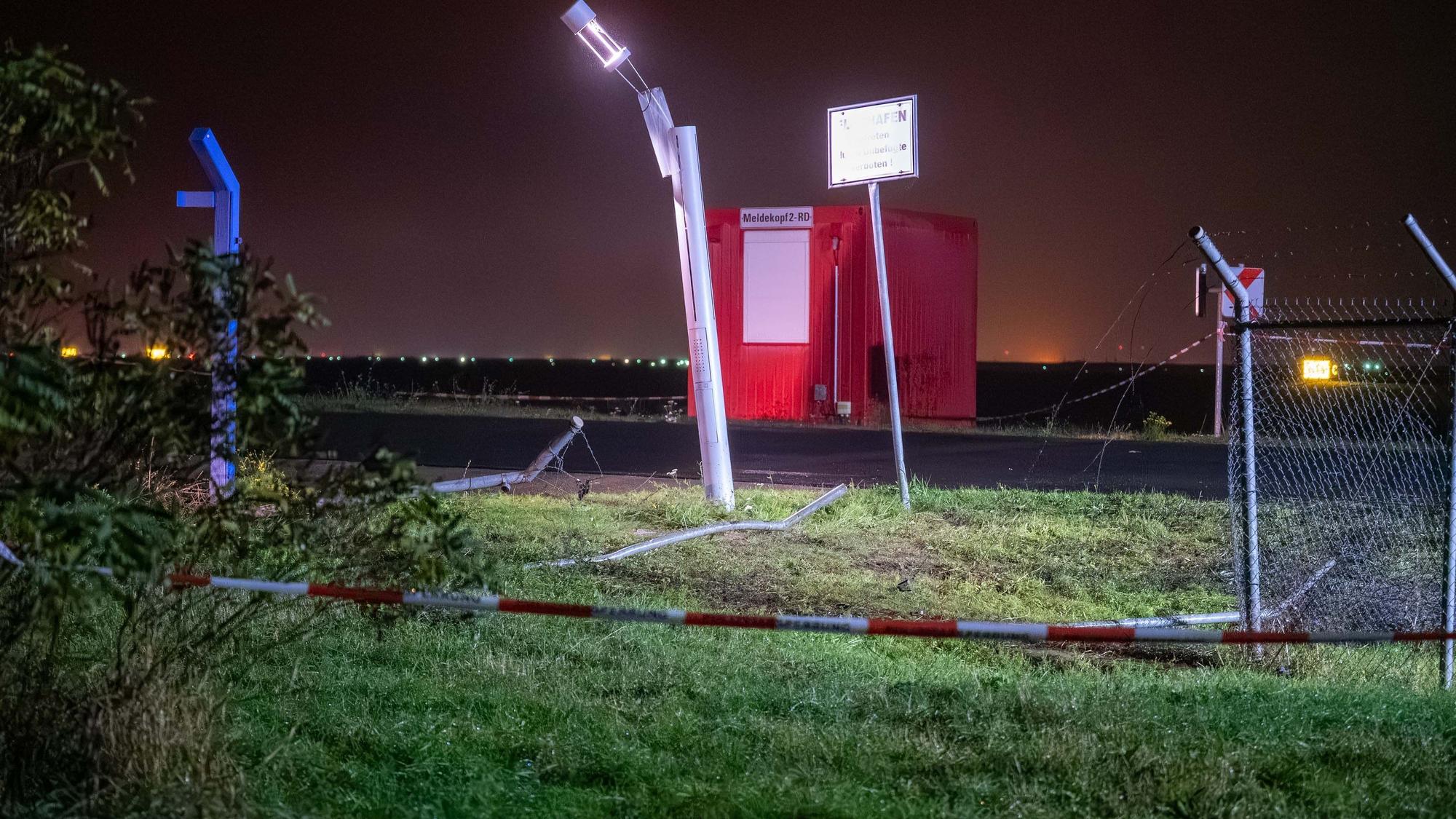 Ein beschädigter Flughafenzaun am Flughafen Leipzig/Halle