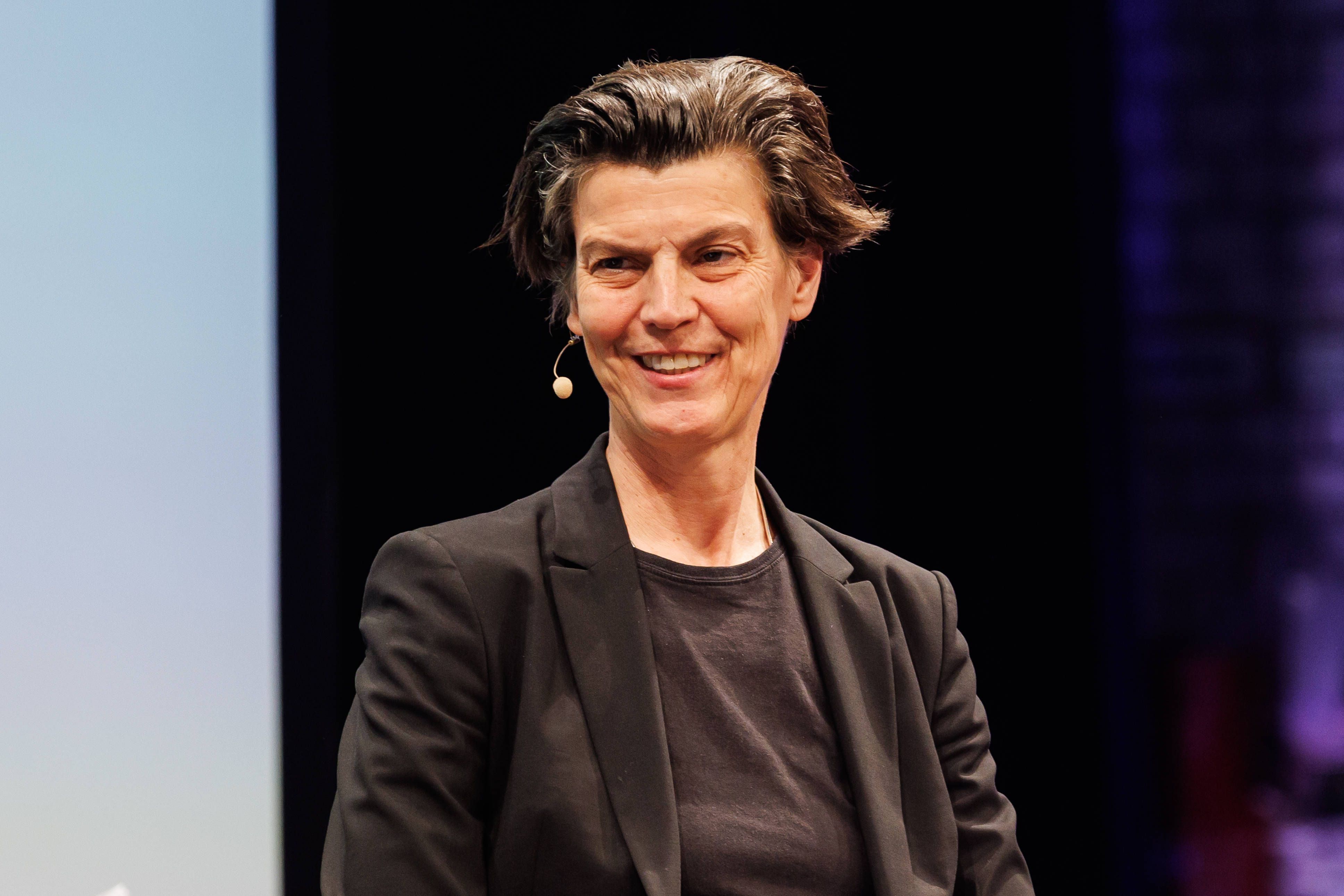 Carolin Emcke trägt Schwarz und spricht in ein Mikrofon.