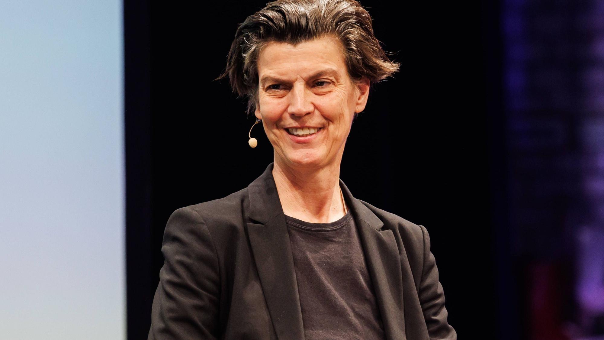 Carolin Emcke trägt Schwarz und spricht in ein Mikrofon.