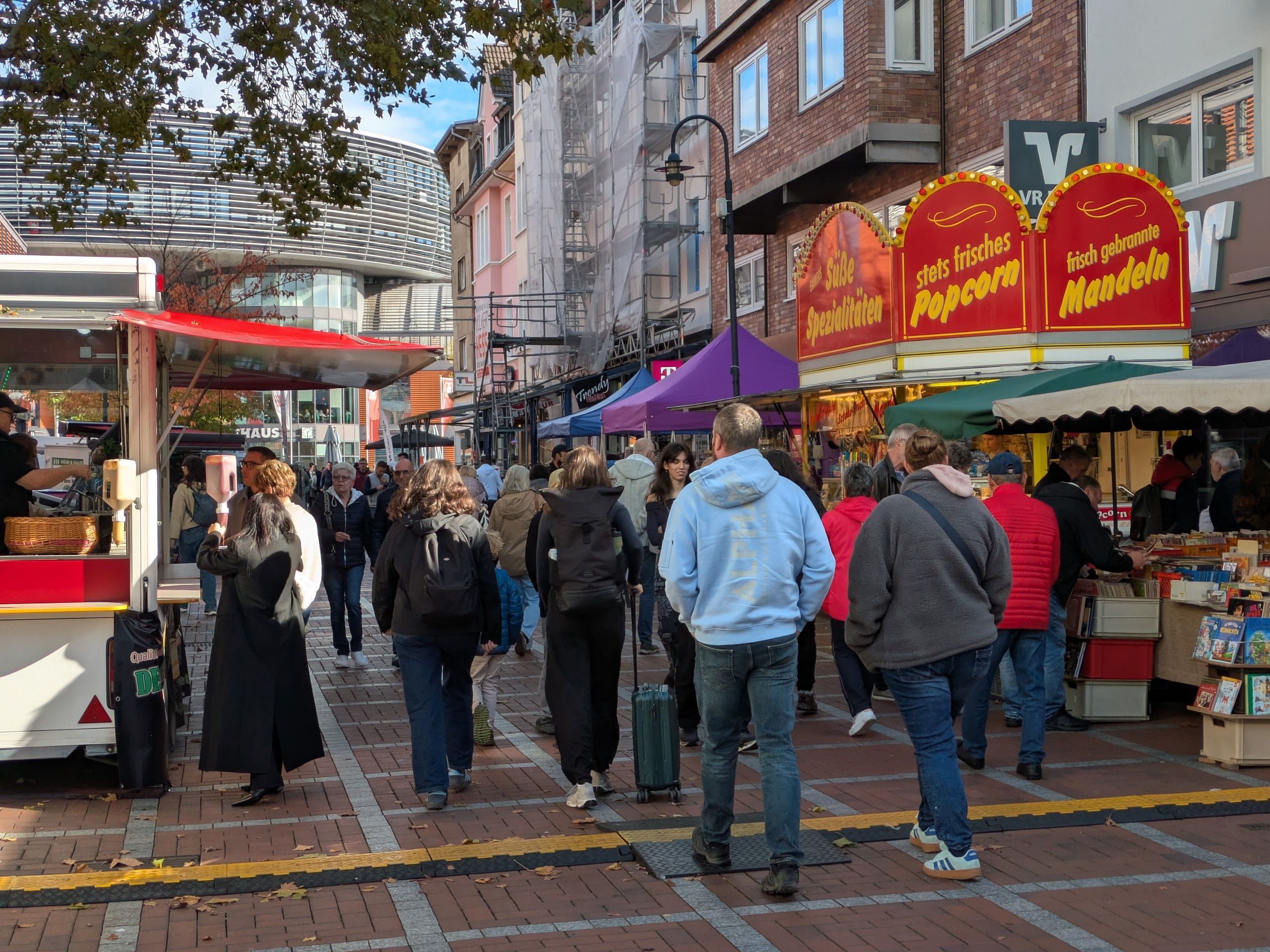 Besucher gehen am Samstag über den Herbstmarkt in Wiesdorf.