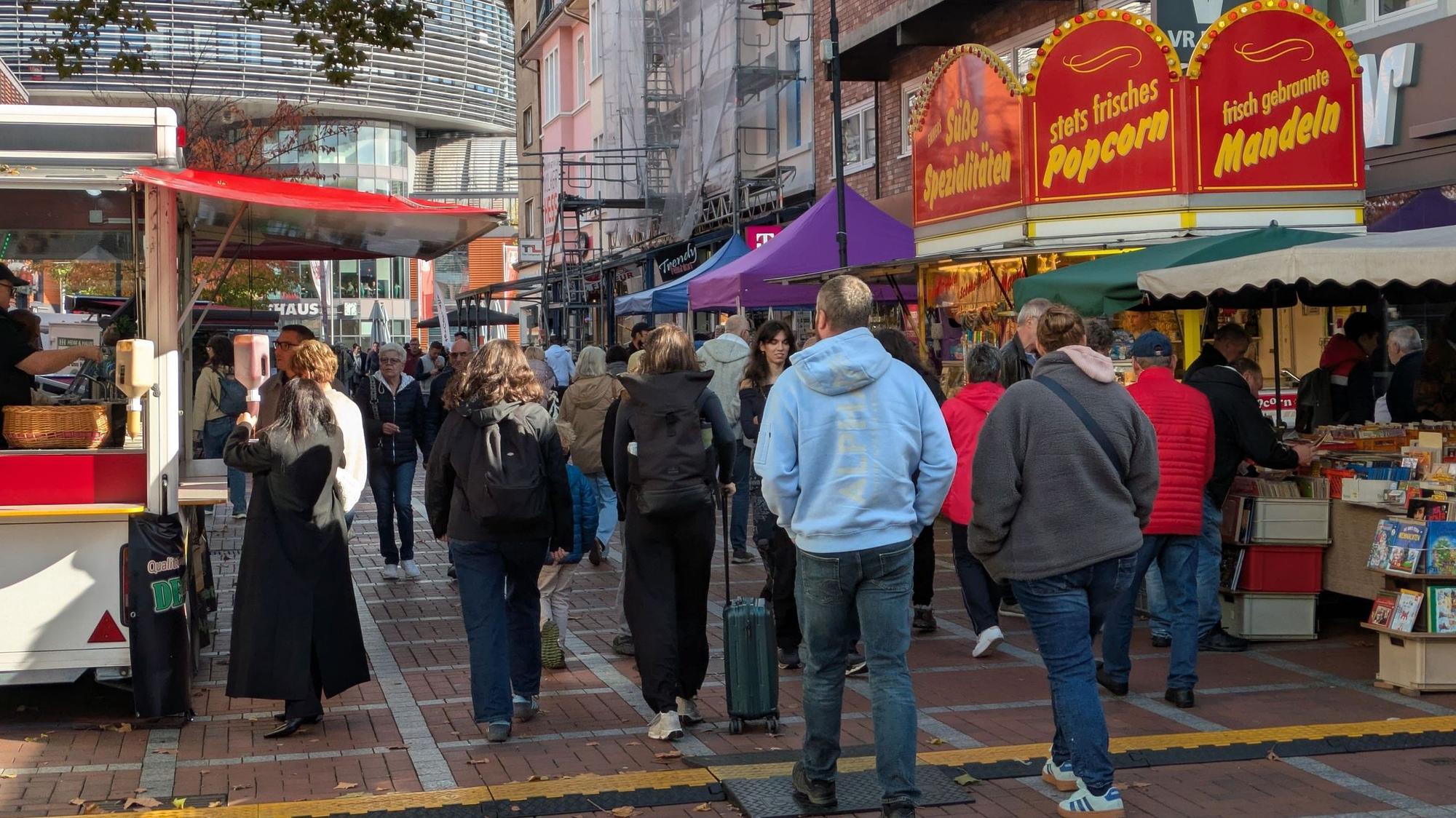 Besucher gehen am Samstag über den Herbstmarkt in Wiesdorf.