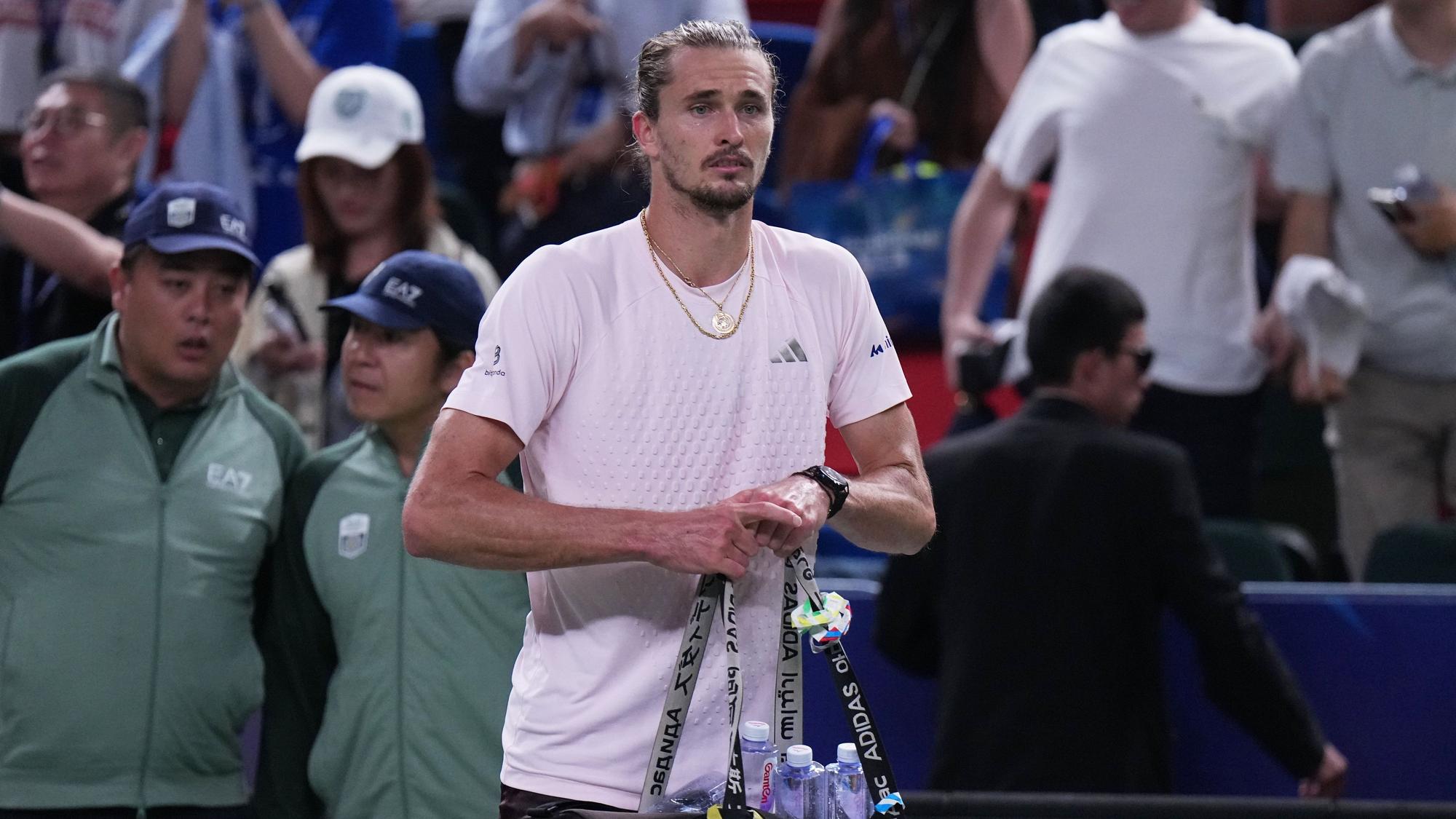 Alexander Zverev verlässt den Platz, nachdem er verloren hat.