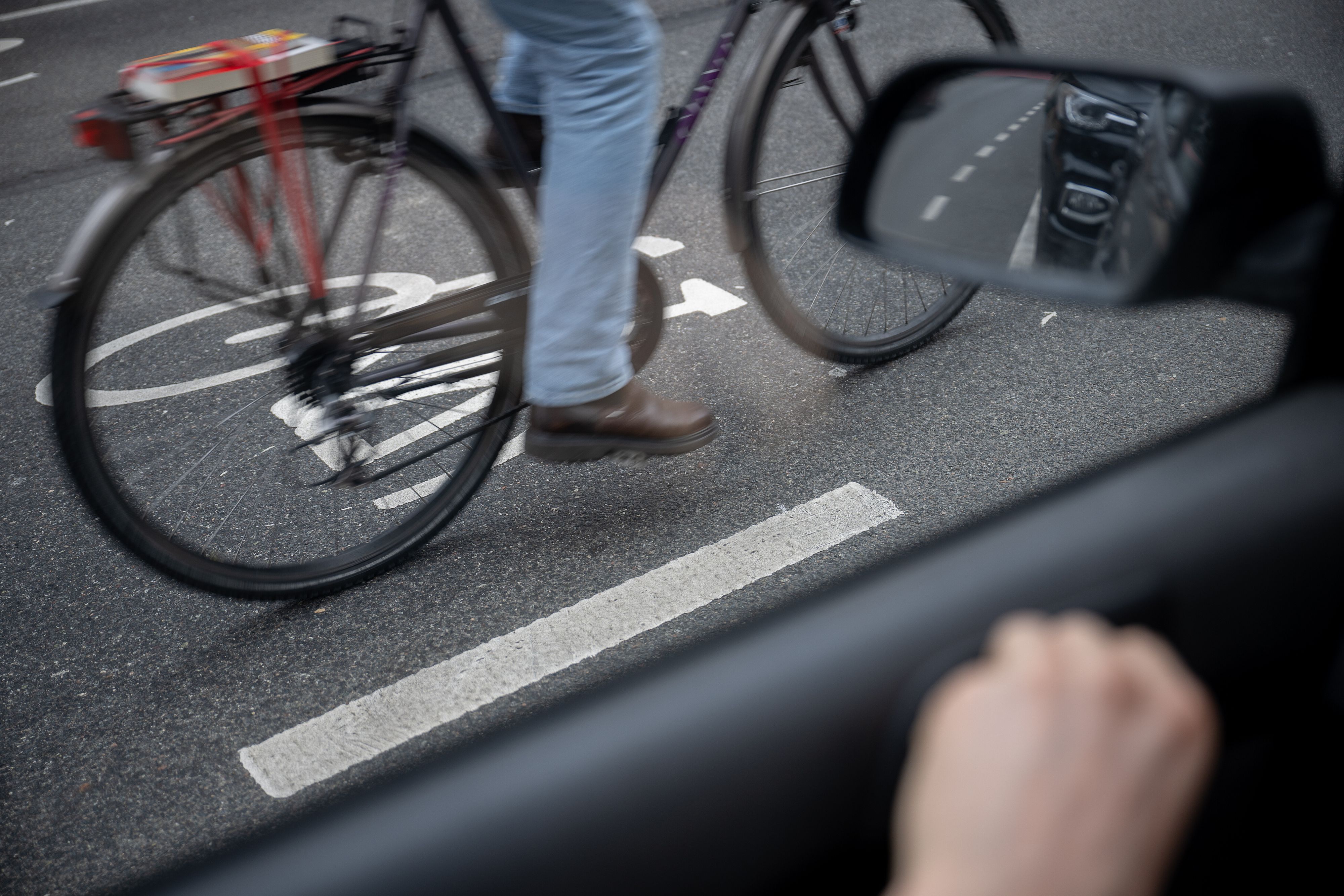 Eine 44-jährige Frau wurde in Bonn von einer unachtsam geöffneten Autotür erfasst. (Symbolbild)