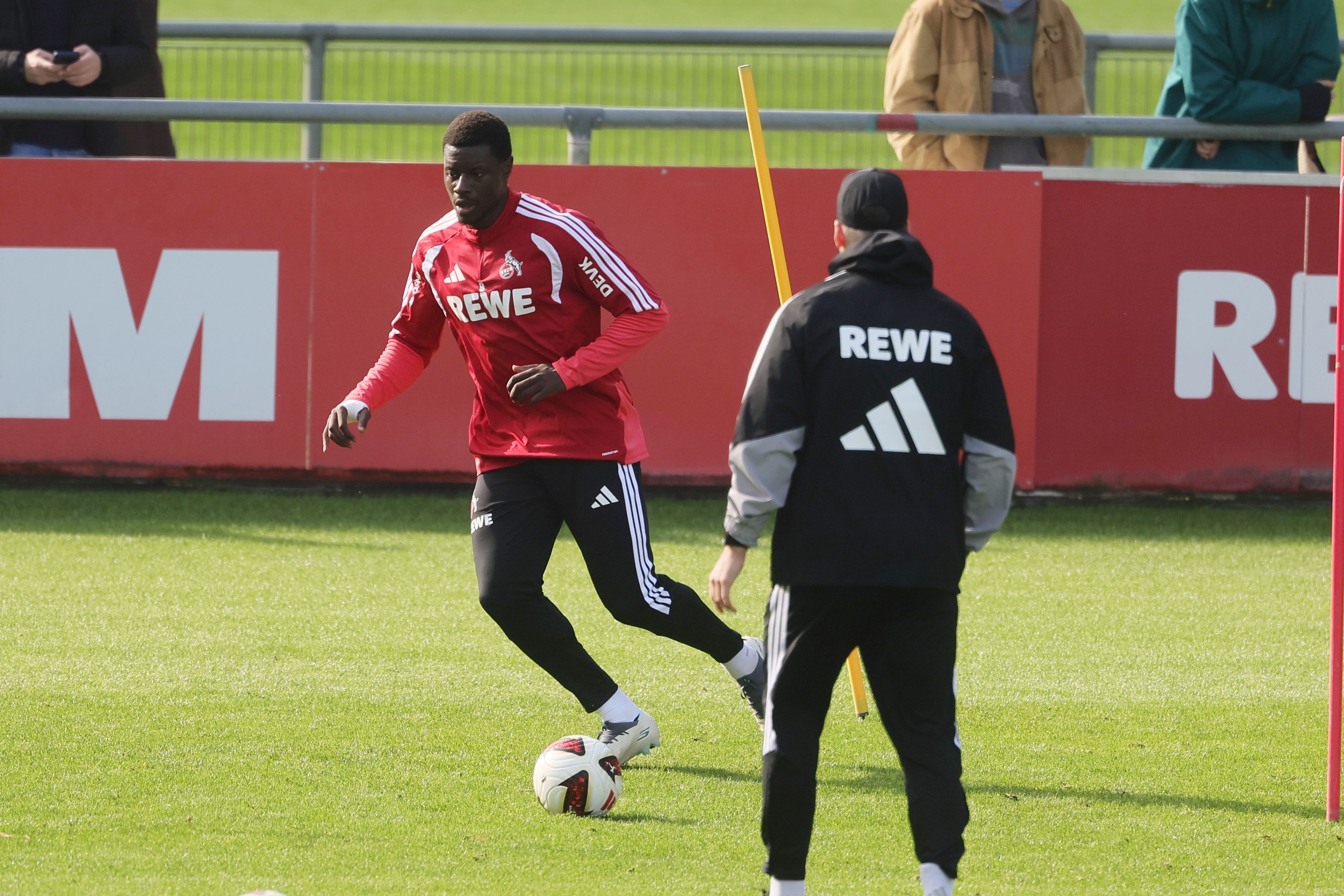 Ragnar Ache kehrte am Montag auf den Trainingsplatz beim 1. FC Köln zurück. Der Stürmer soll nach seiner Muskelverletzung langsam aufgebaut werden.