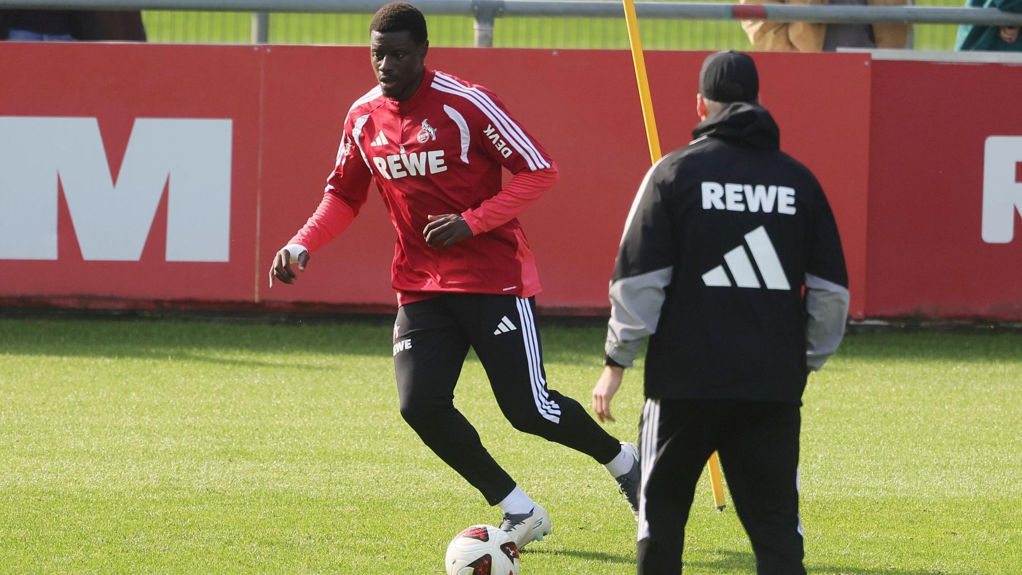 Ragnar Ache kehrte am Montag auf den Trainingsplatz beim 1. FC Köln zurück. Der Stürmer soll nach seiner Muskelverletzung langsam aufgebaut werden.