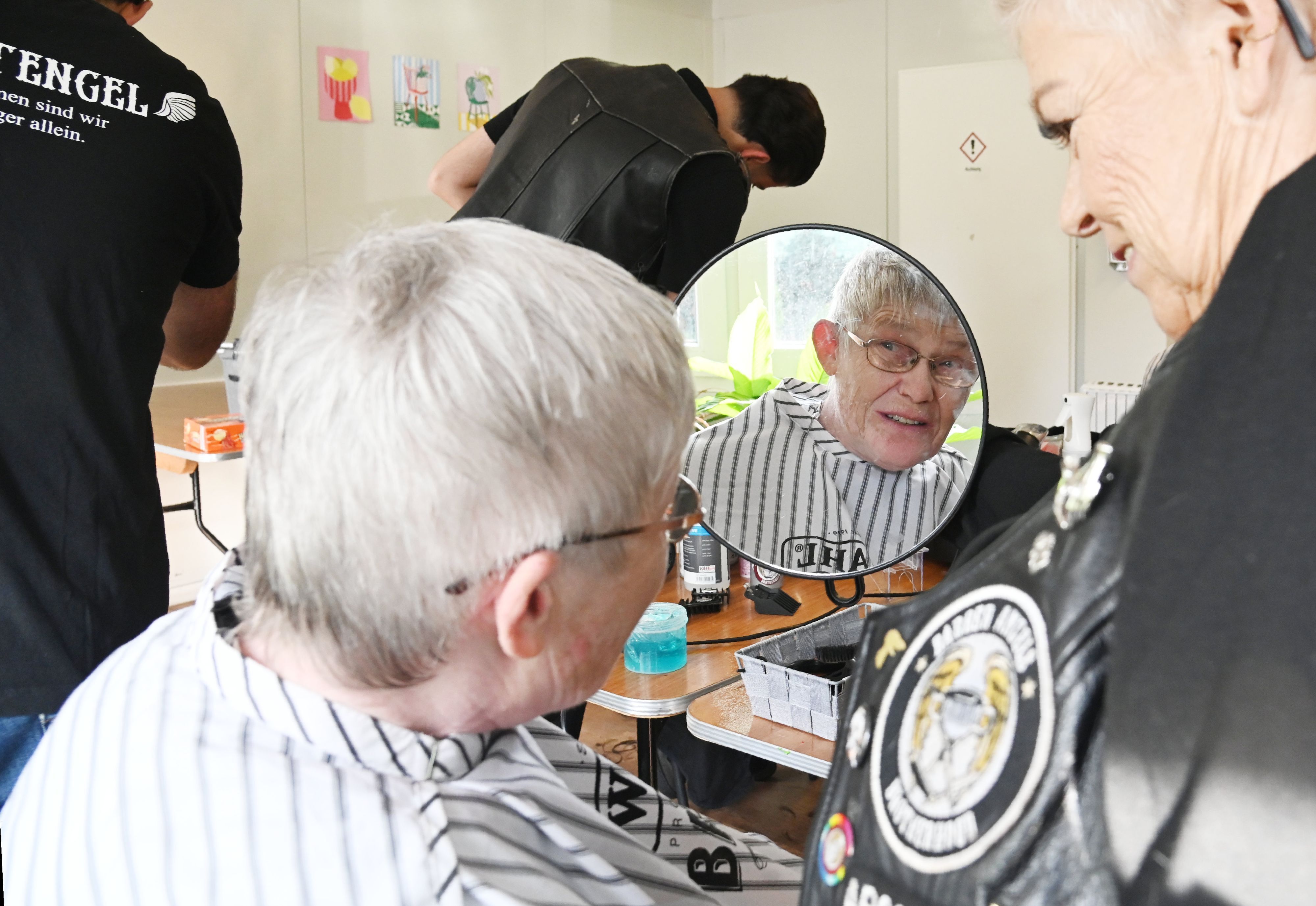 19.10.2026 Köln. Die Barber Angels unterstützen obdachlose und bedürftige Menschen in Köln mit Gratis-Haarschnitten. Kundin Marion. Foto: Alexander Schwaiger