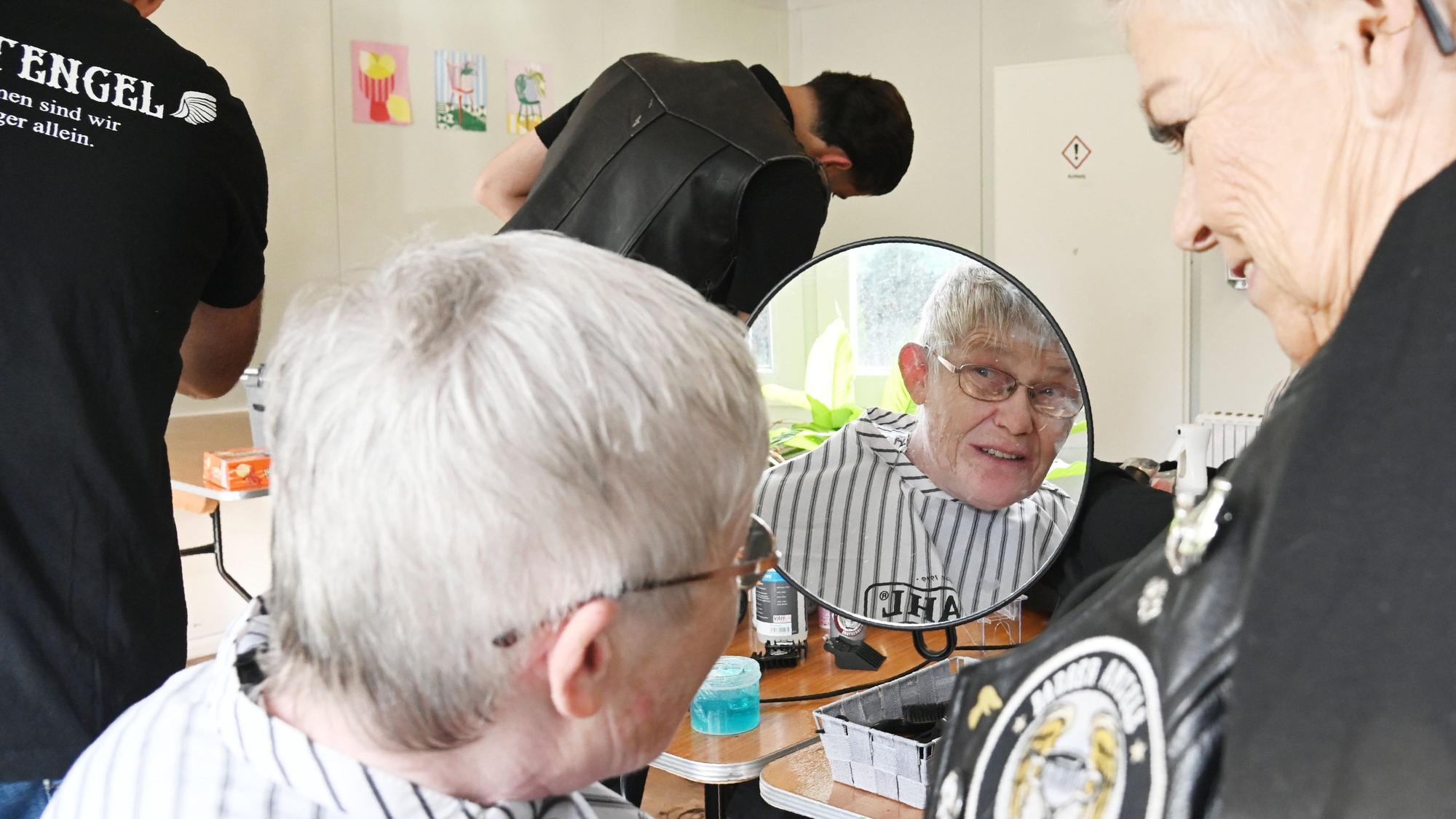 19.10.2026 Köln. Die Barber Angels unterstützen obdachlose und bedürftige Menschen in Köln mit Gratis-Haarschnitten. Kundin Marion. Foto: Alexander Schwaiger