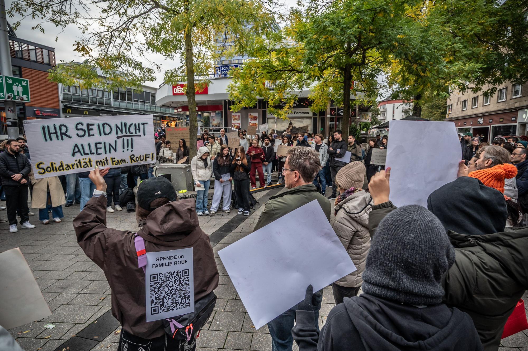 Am Montagmorgen demonstrierten etwa 150 Freunde auf dem Leverkusener Rathausvorplatz, sie hatten sich im Kreis aufgestellt.