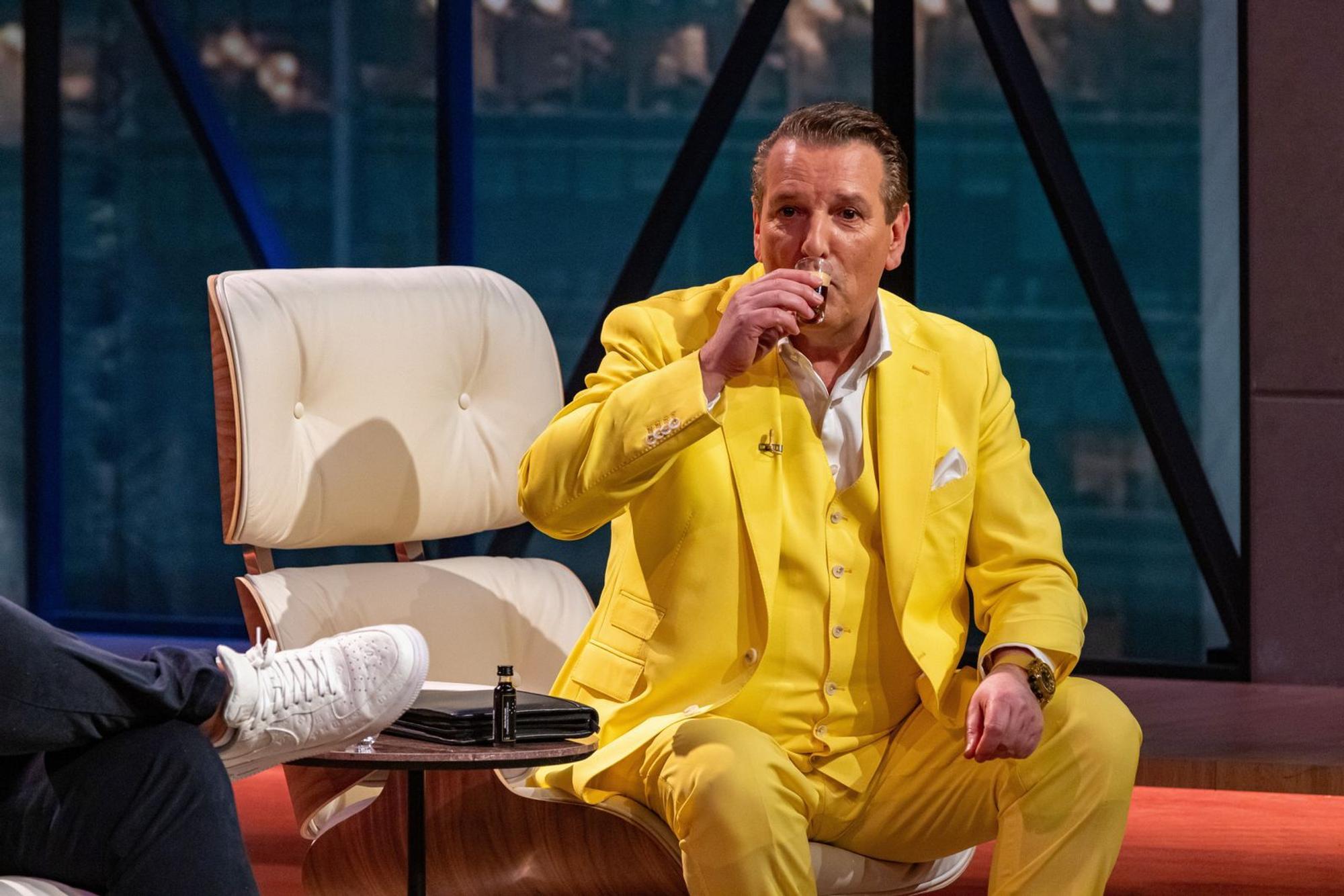 Ralf Dümmel trinkt eigentlich keinen Alkohol. Doch für „Kölsche Koks“ macht er eine Ausnahme. (Bild: RTL / Bernd-Michael Maurer)