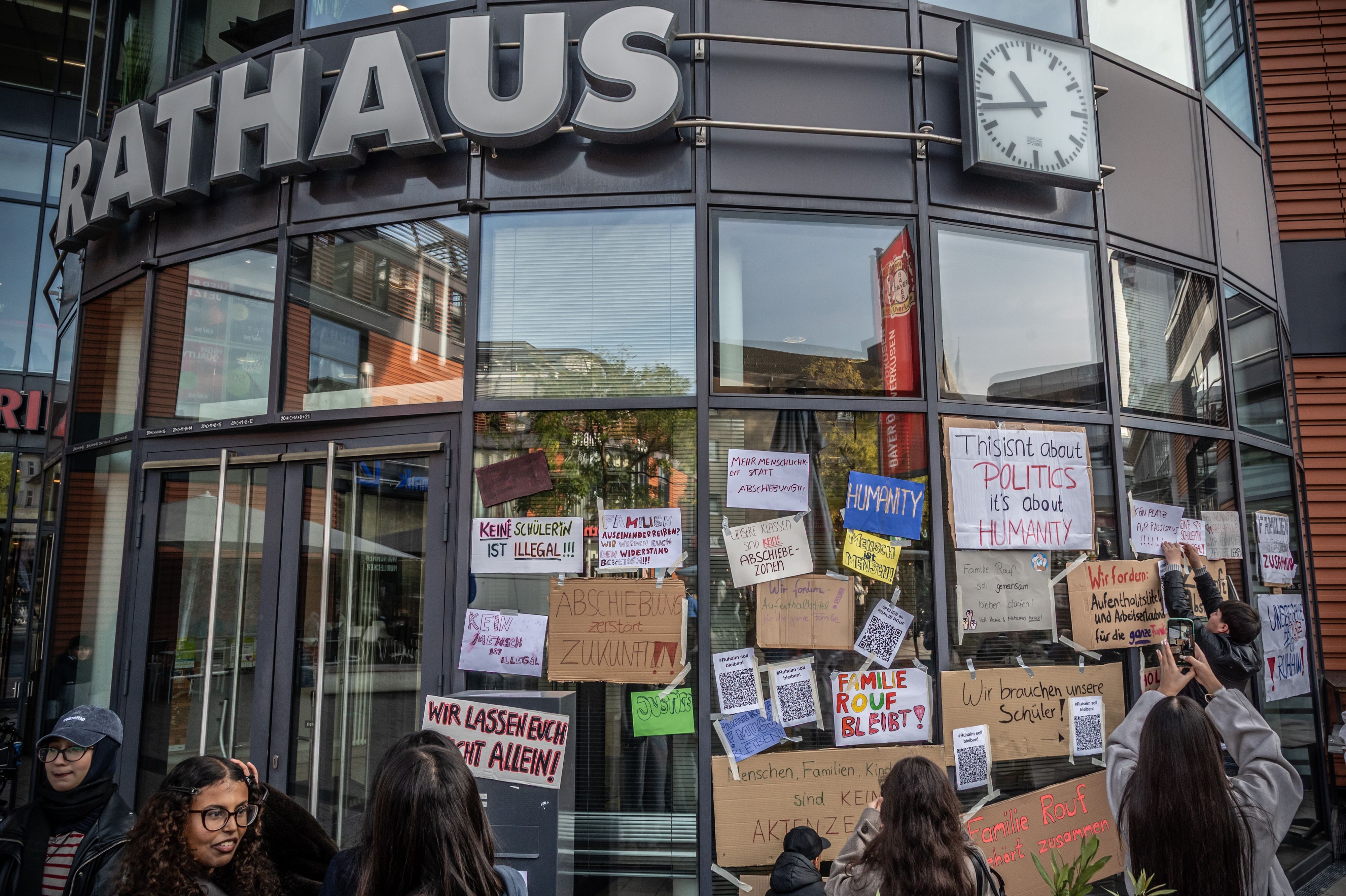 Nach der Kundgebung klebten die Pappen außen am Rathaus