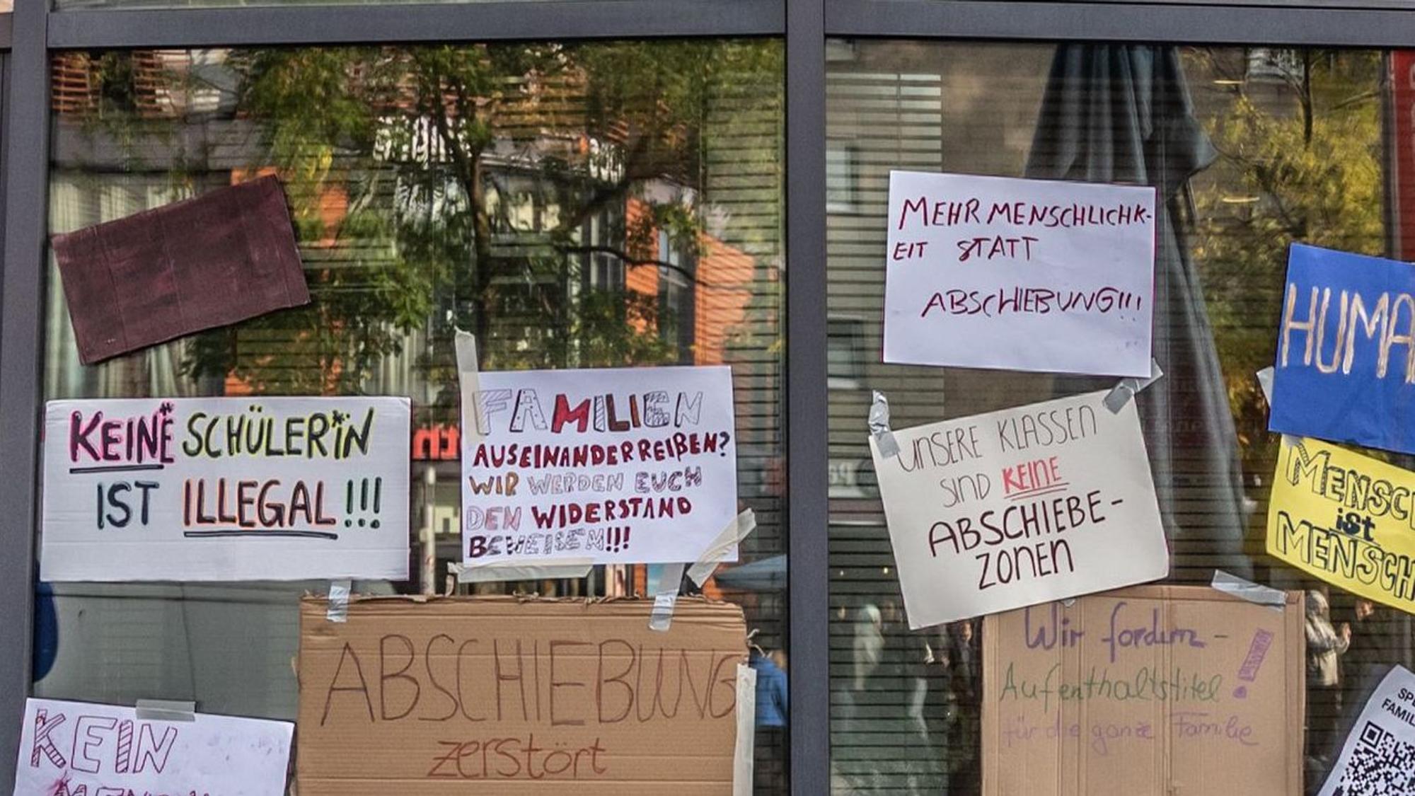 Rathausvorplatz Wiesdorf: Solidaritätsdemo mit der von abschiebung bedrohten Familie Rouf aus Sri Lanka. Bild: Ralf Krieger