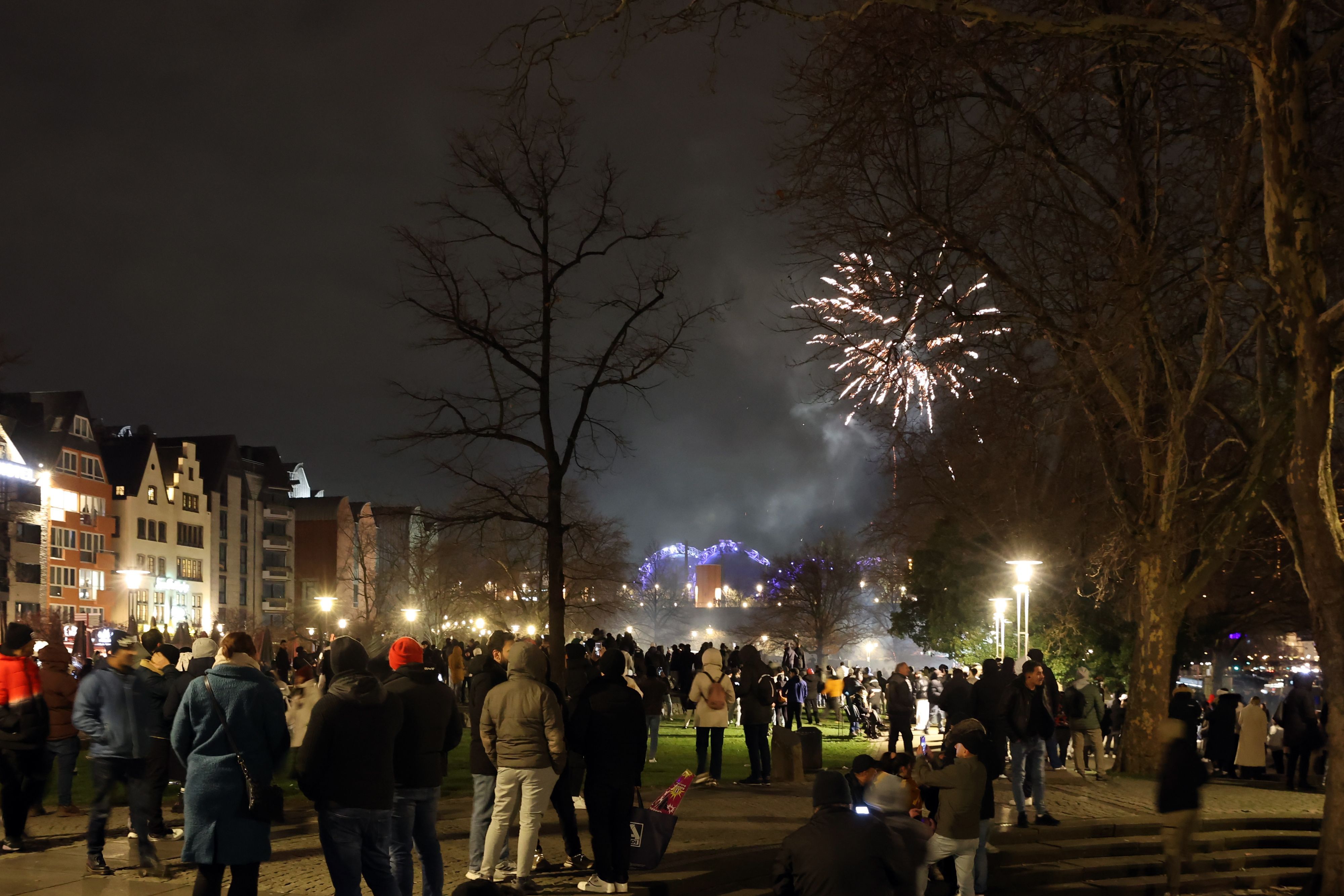 An Silvester werden in der Kölner Altstadt viele Böller trotz Verbot gezündet.
