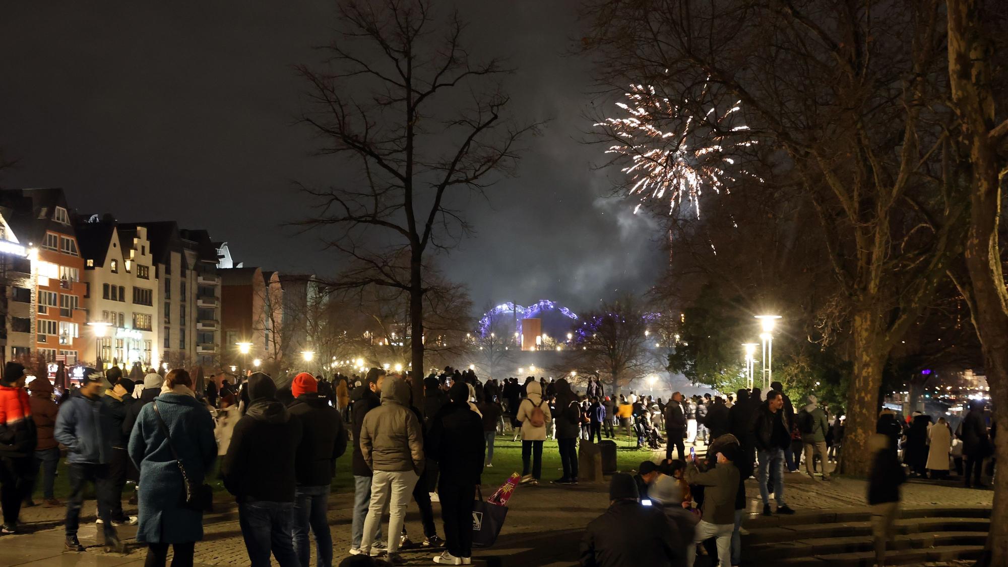 An Silvester werden in der Kölner Altstadt viele Böller trotz Verbot gezündet.