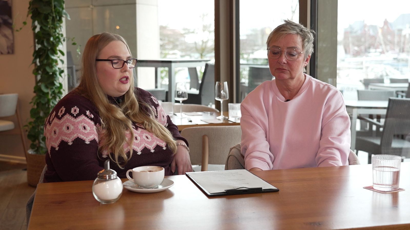 Das Menü kocht bestimmt eine Urostfriesin, da sind sich Maja (links) und Hannelore sicher. (Bild: RTL)