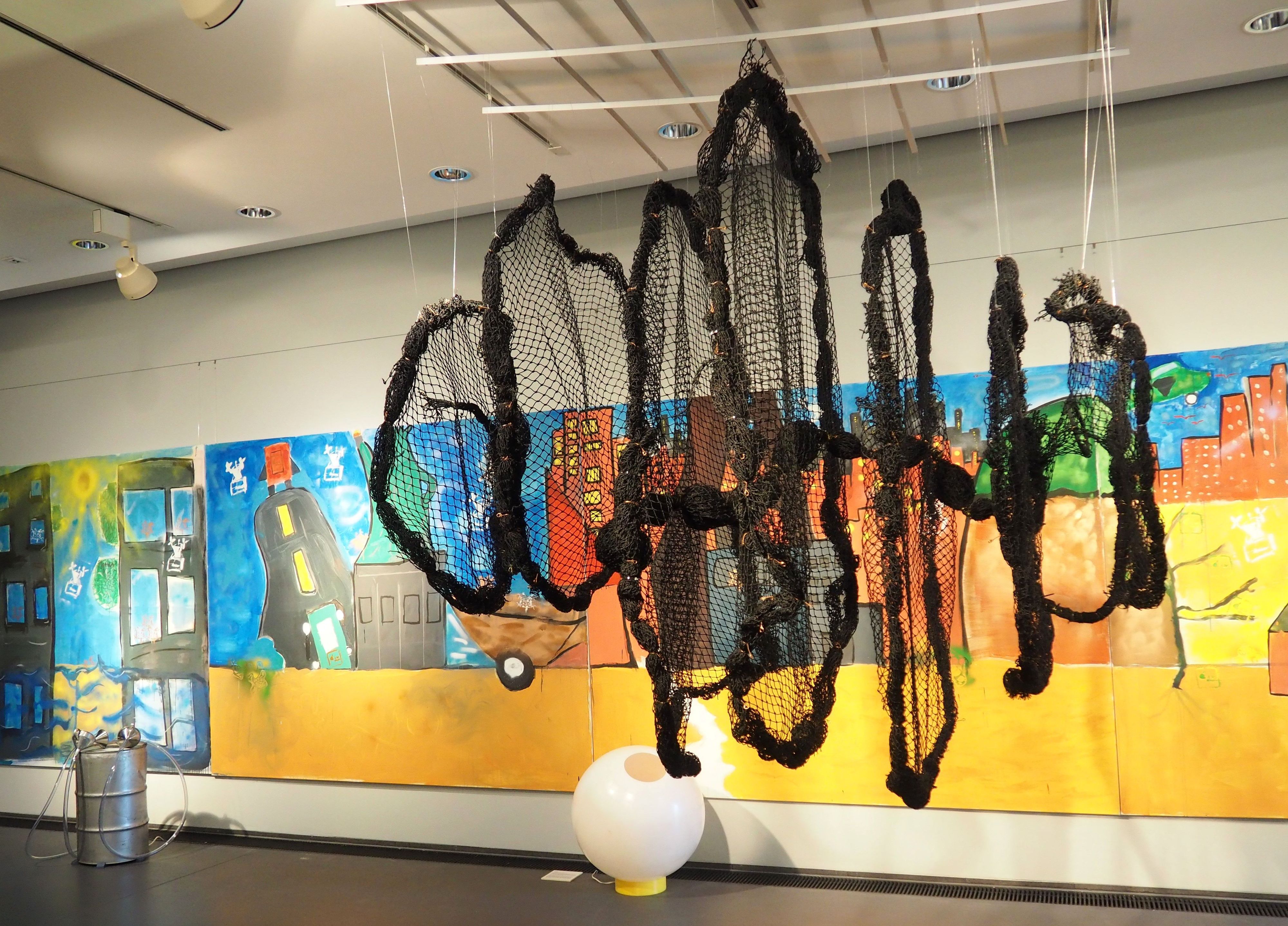 Die Installation aus einem alten Fangnetz ist der Blickfang der Ausstellung. Das Bild dahinter ist in diversen Techniken entstanden.