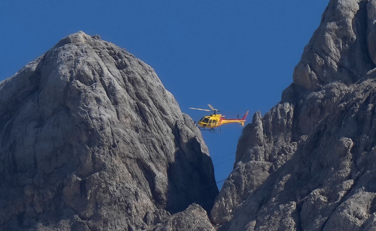 Ein Rettungshubschrauber in der Nähe von Canazei in den italienischen Alpen. (Symbolfoto)