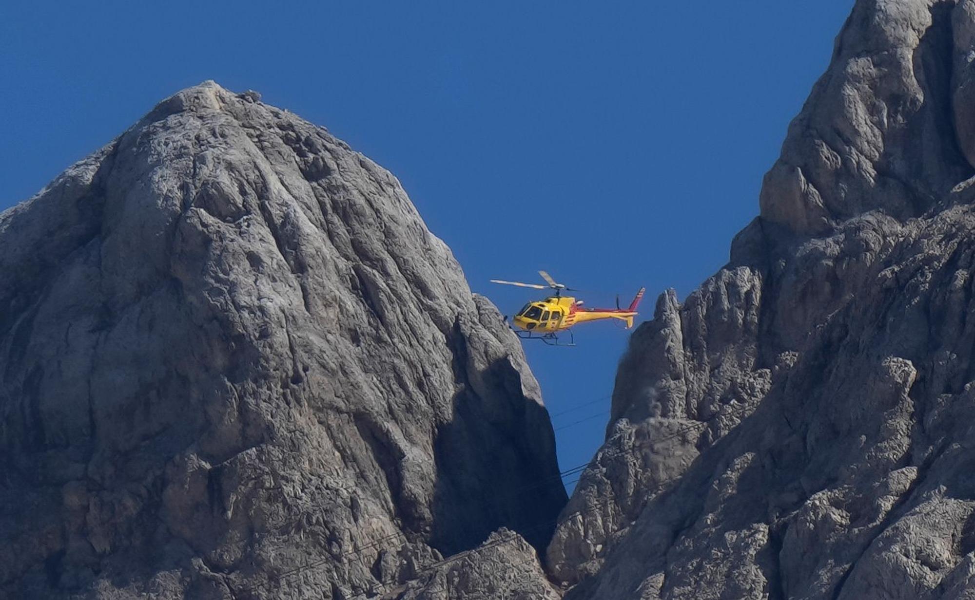 Ein Rettungshubschrauber in der Nähe von Canazei in den italienischen Alpen. (Symbolfoto)