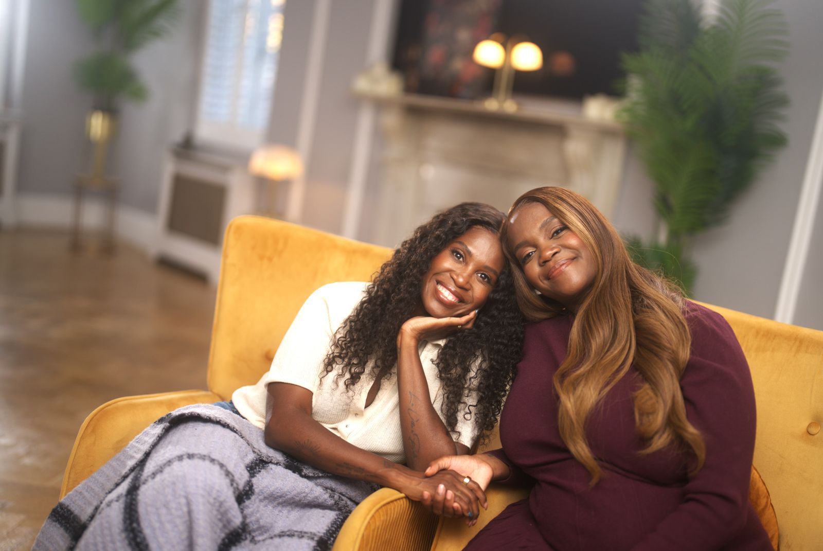 Motsi Mabuse (45, links) und ihre Schwester Oti Mabuse (36) könnten unterschiedlicher nicht sein. Doch eine Gemeinsamkeit - abgesehen vom Tanzen - haben die beiden Schwestern: „Feuer“, wie die 45-Jährige im Interview erzählt. (Bild: ITV Studios Germany / Jasper Engel)