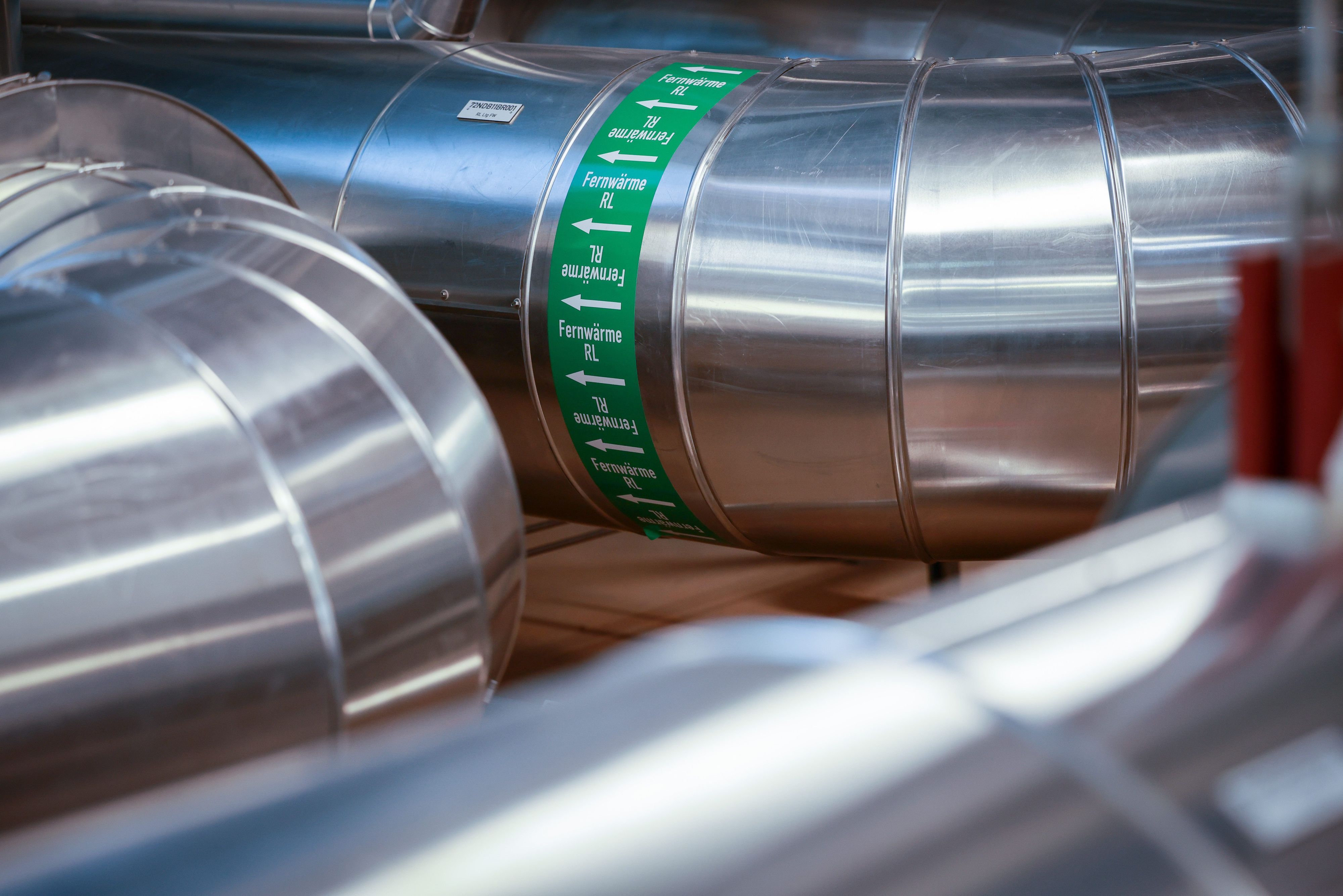 ARCHIV - 08.06.2023, Schleswig-Holstein, Wedel: Fernwärme-Rohre sind bei einem Pressetermin zur Fertigstellung einer Wind-zu-Wärme-Anlage (Power-to-Heat-Anlage) auf dem Gelände des Heizkraftwerks Wedel zu sehen. Nach der Einigung auf Grundzüge eines künftigen Heizungsgesetzes will Bundesbauministerin Geywitz die Wärmeplanung mit den Kommunen vorantreiben. (zu dpa «Bauministerin Geywitz will Wärmeplanung mit Kommunen vorantreiben») Foto: Christian Charisius/dpa +++ dpa-Bildfunk +++