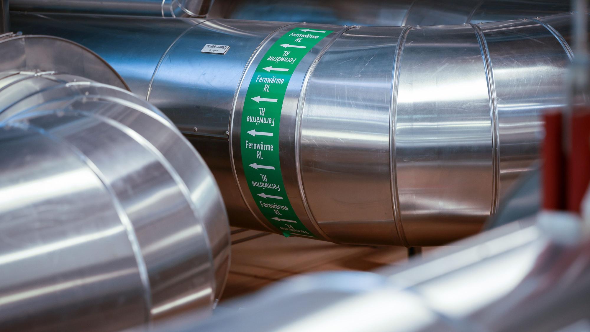 ARCHIV - 08.06.2023, Schleswig-Holstein, Wedel: Fernwärme-Rohre sind bei einem Pressetermin zur Fertigstellung einer Wind-zu-Wärme-Anlage (Power-to-Heat-Anlage) auf dem Gelände des Heizkraftwerks Wedel zu sehen. Nach der Einigung auf Grundzüge eines künftigen Heizungsgesetzes will Bundesbauministerin Geywitz die Wärmeplanung mit den Kommunen vorantreiben. (zu dpa «Bauministerin Geywitz will Wärmeplanung mit Kommunen vorantreiben») Foto: Christian Charisius/dpa +++ dpa-Bildfunk +++