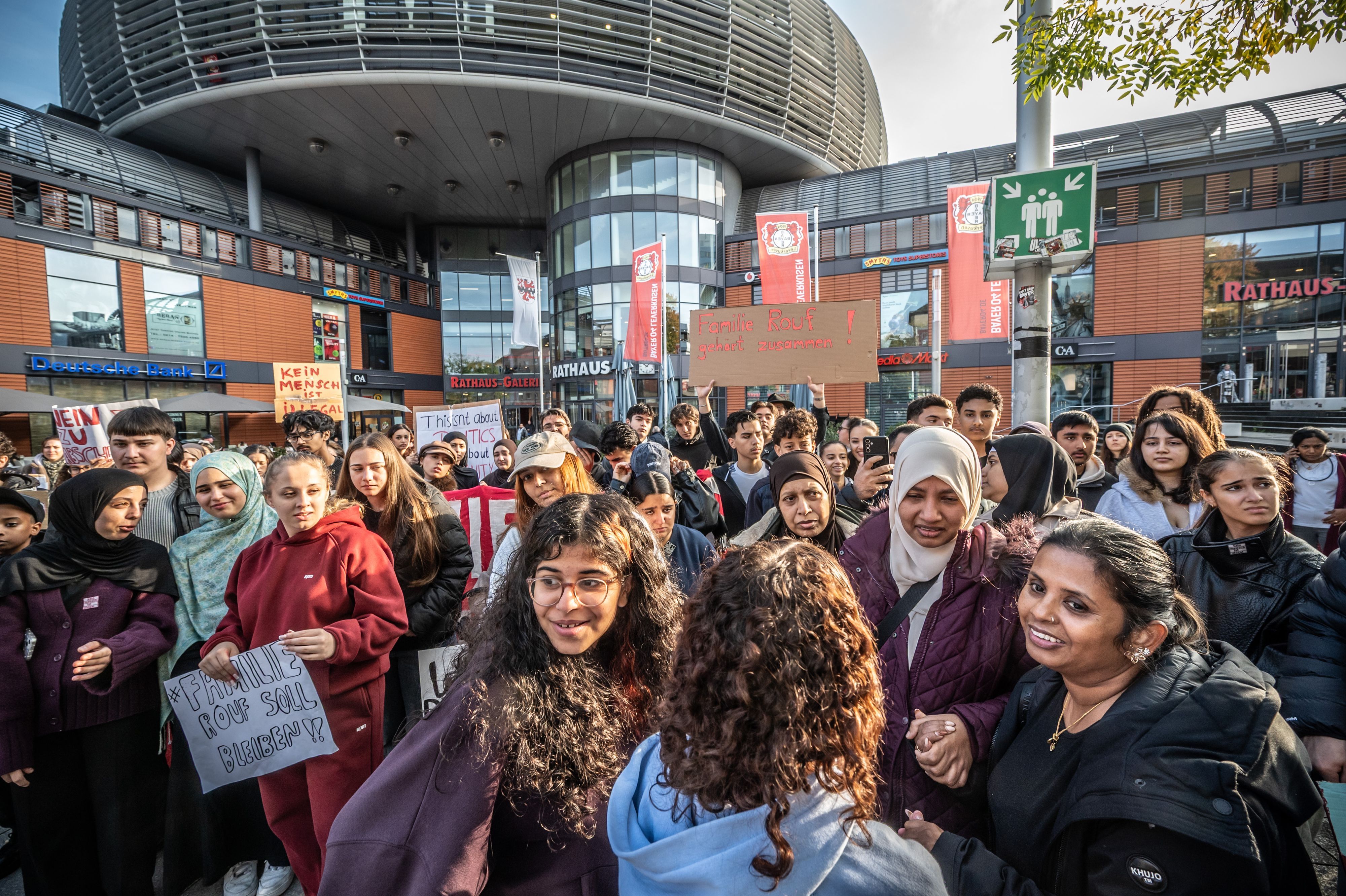 Rathausvorplatz Wiesdorf: eine Solidaritätsdemo für die von Abschiebung bedrohte Familie Rouf aus Opladen. Mutter Chamsul (mit hellem Kopftuch, Mitte rechts) kommt gerade von einem Termin bei der Behörde.