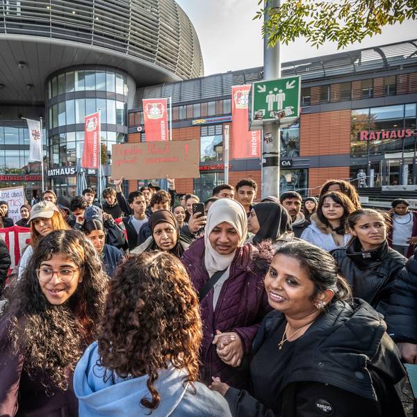 Rathausvorplatz Wiesdorf: eine Solidaritätsdemo für die von Abschiebung bedrohte Familie Rouf aus Opladen. Mutter Chamsul (mit hellem Kopftuch, Mitte rechts) kommt gerade von einem Termin bei der Behörde.
