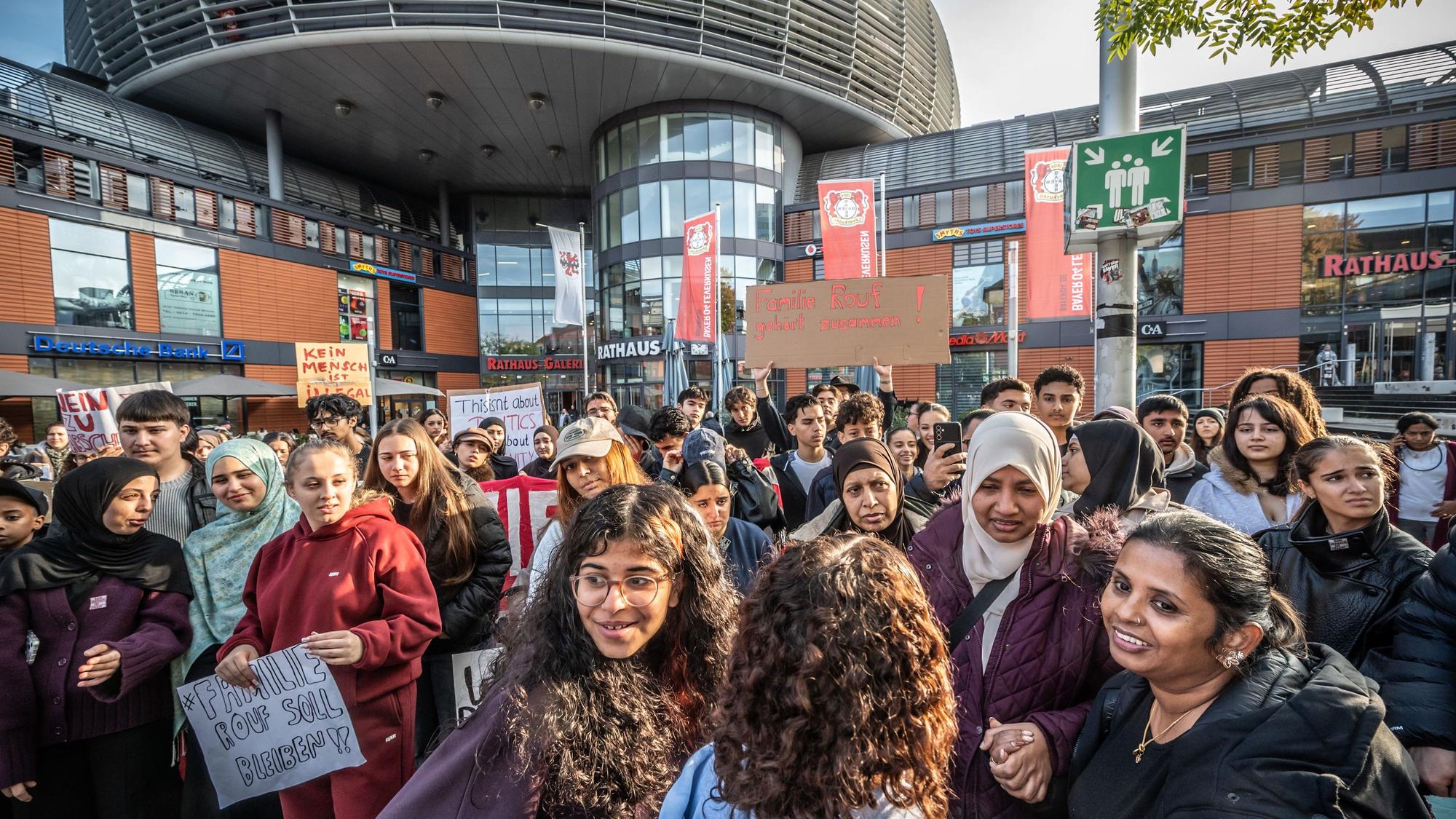 Rathausvorplatz Wiesdorf: eine Solidaritätsdemo für die von Abschiebung bedrohte Familie Rouf aus Opladen. Mutter Chamsul (mit hellem Kopftuch, Mitte rechts) kommt gerade von einem Termin bei der Behörde.