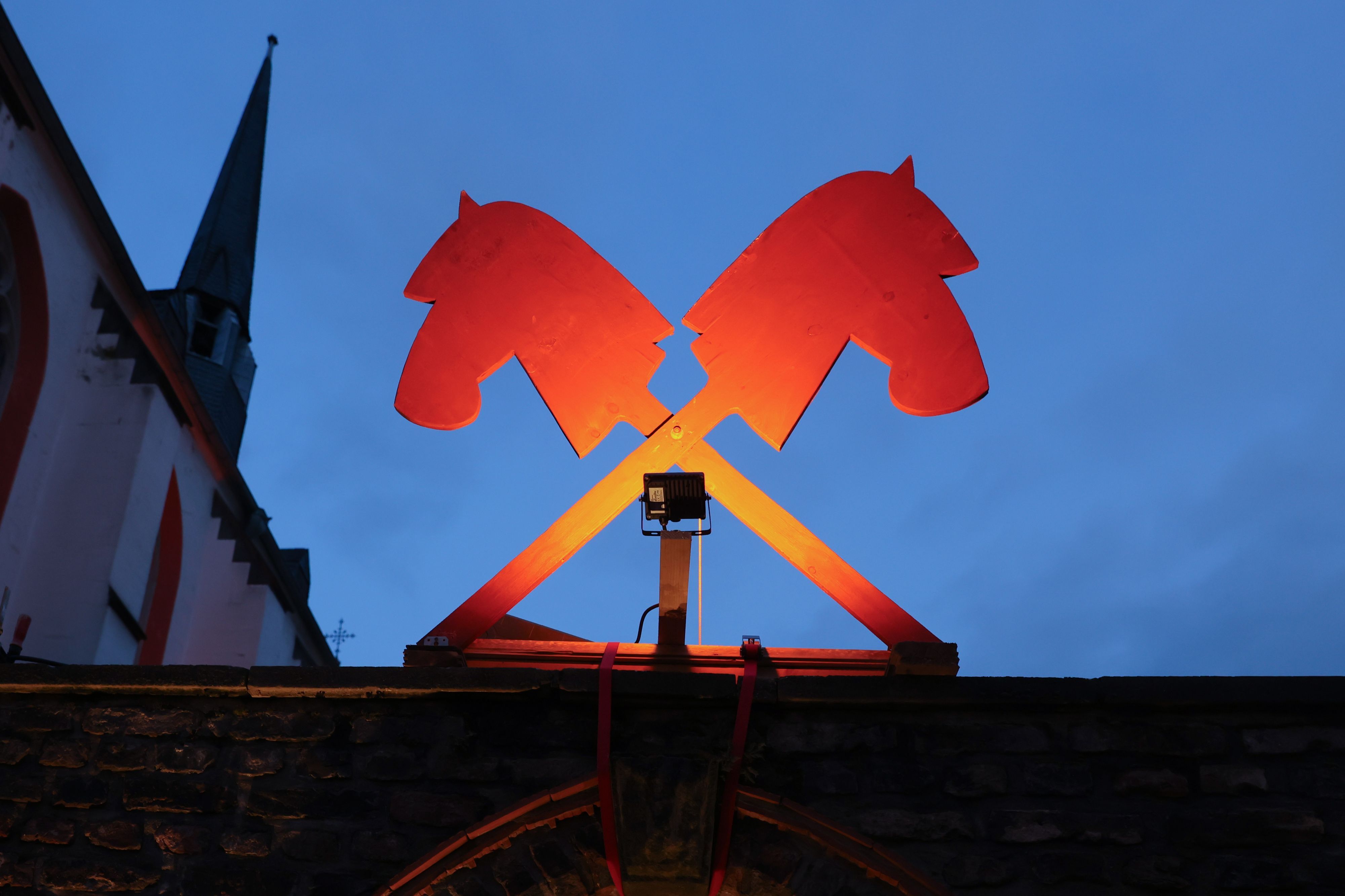 Geschmückter Innenhof der Kartäuserkirche beim „kleinsten Weihnachtsmarkt der Stadt“ 2024