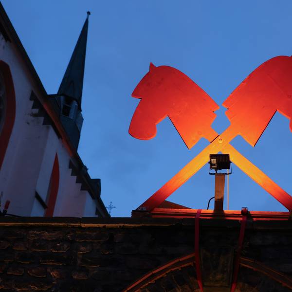 Geschmückter Innenhof der Kartäuserkirche beim „kleinsten Weihnachtsmarkt der Stadt“ 2024