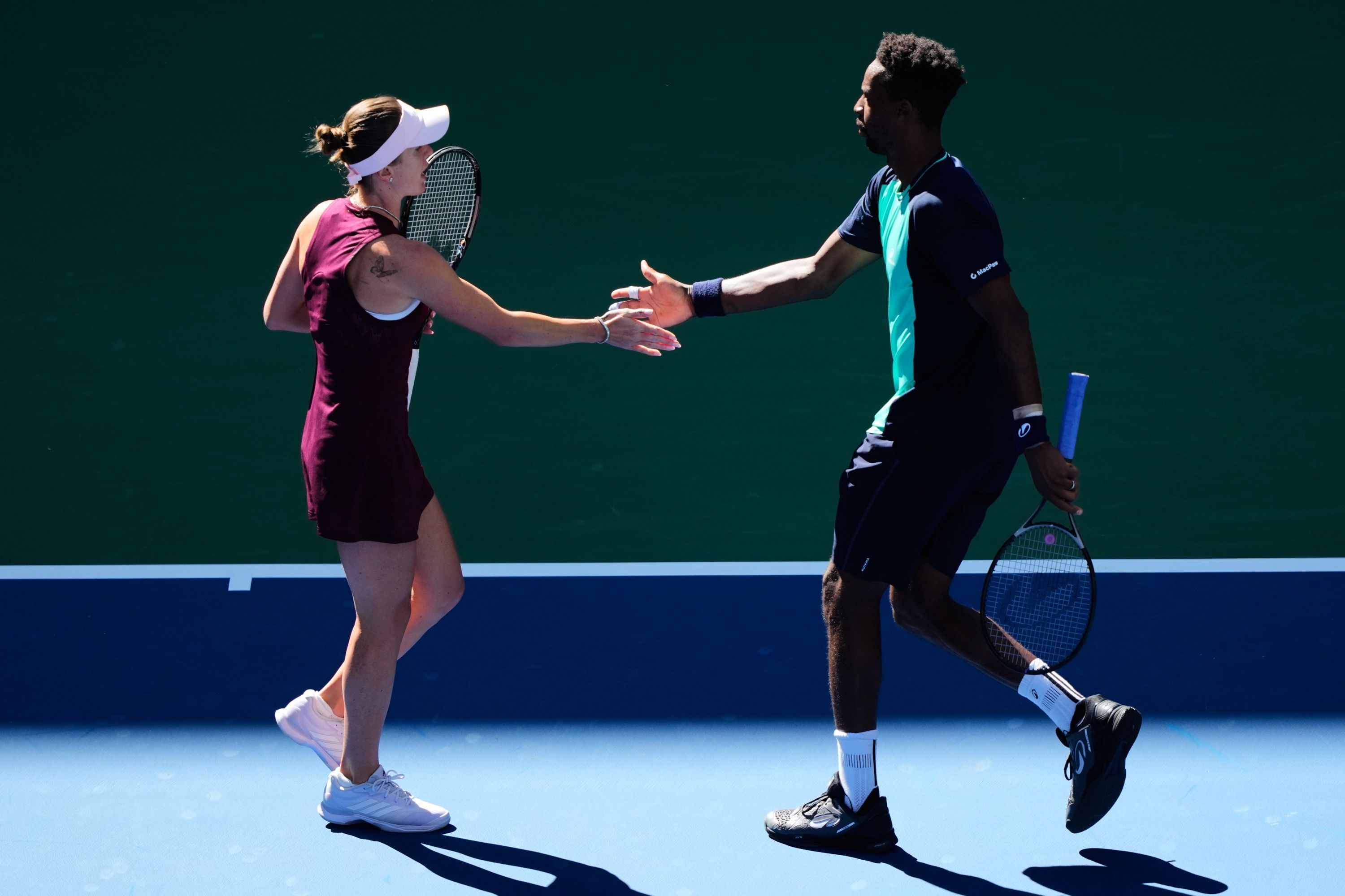 Elina Switolina und Gaël Monfils (r.) klatschen sich ab.