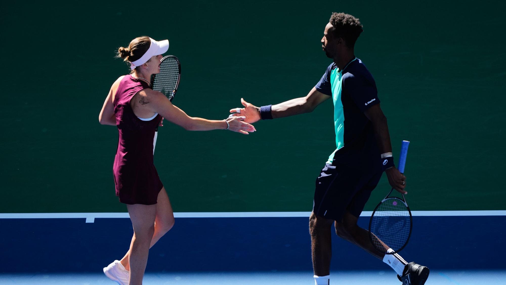 Elina Switolina und Gaël Monfils (r.) klatschen sich ab.