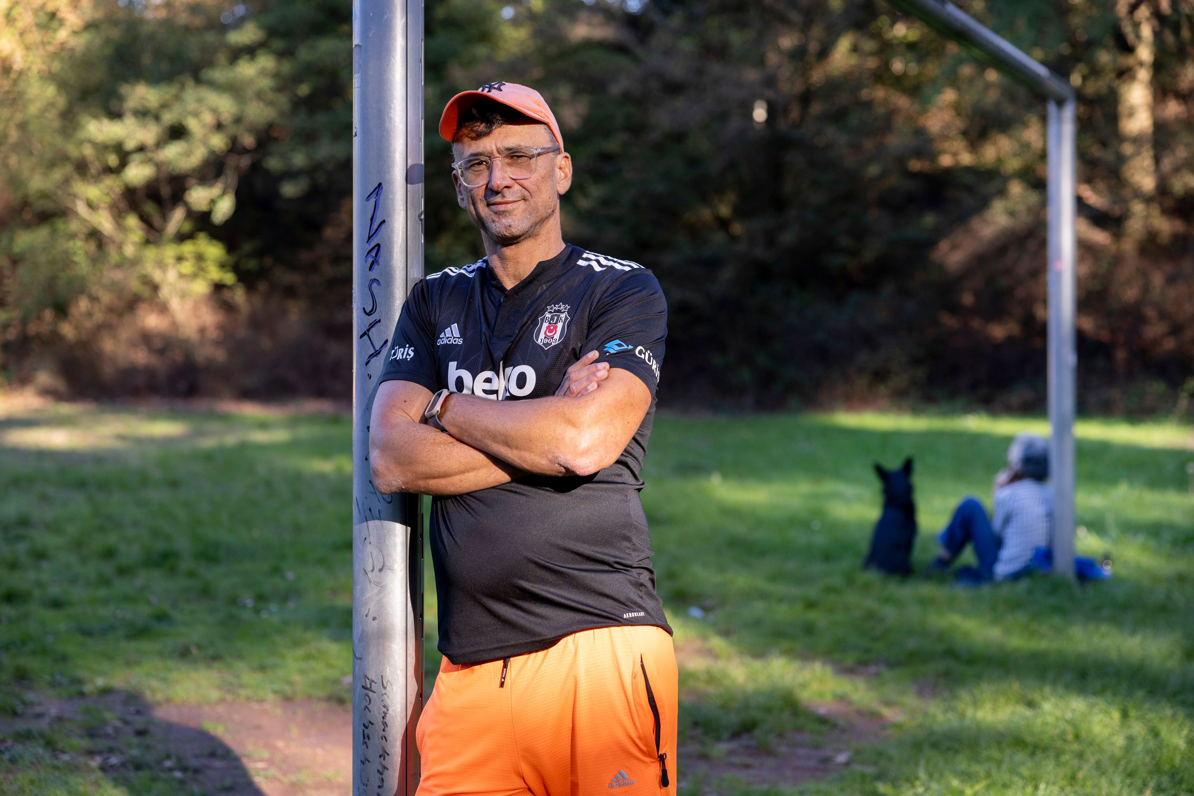 06.10.2026, Köln: Porträt des Fußballtrainers Martin Öchsner, der auf einem Aschenplatz im Blücherpark ein alternatives Fußballtraining für Kinder und Jugendliche anbietet.

Foto: Michael Bause