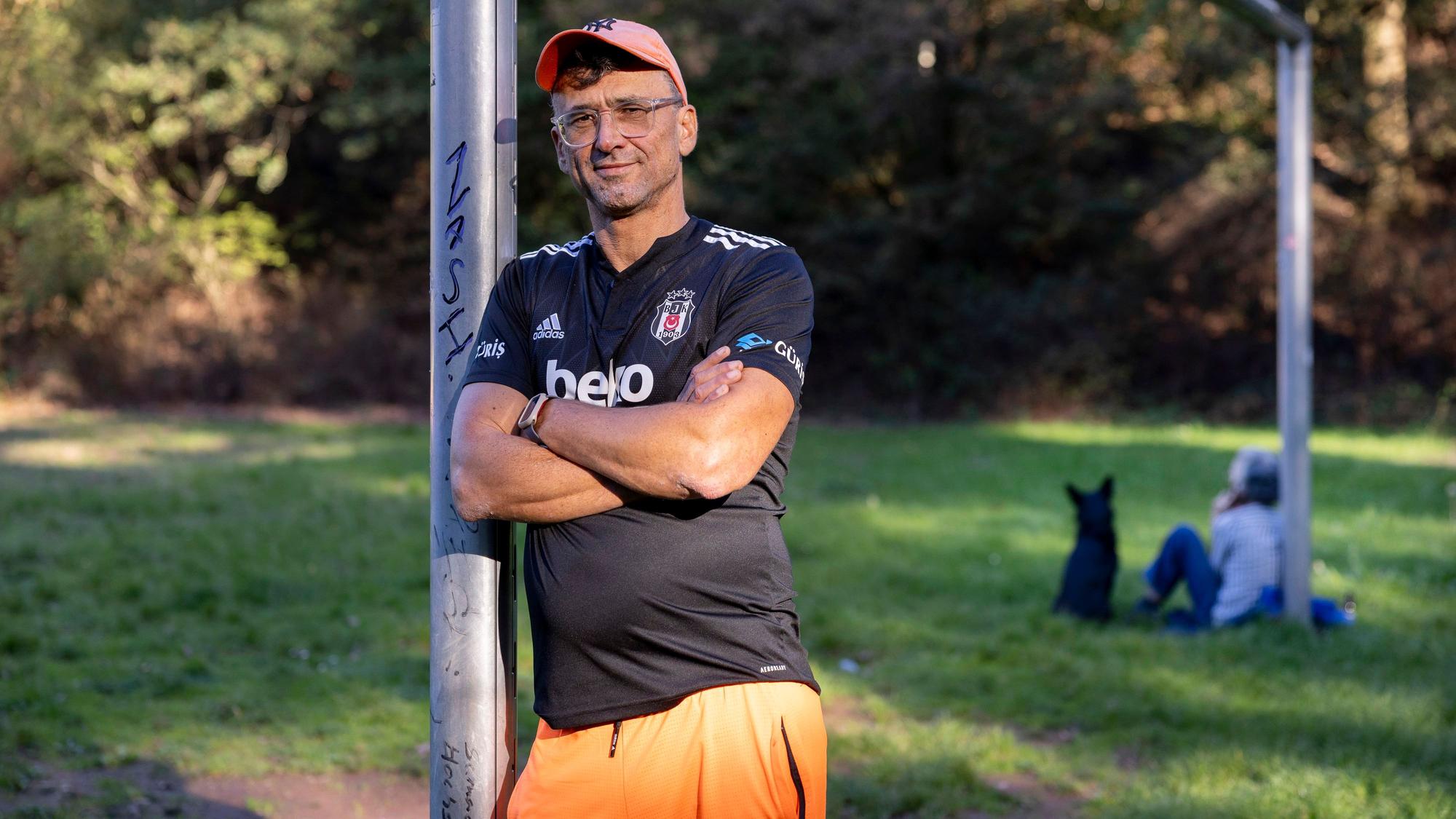 06.10.2026, Köln: Porträt des Fußballtrainers Martin Öchsner, der auf einem Aschenplatz im Blücherpark ein alternatives Fußballtraining für Kinder und Jugendliche anbietet.
Foto: Michael Bause