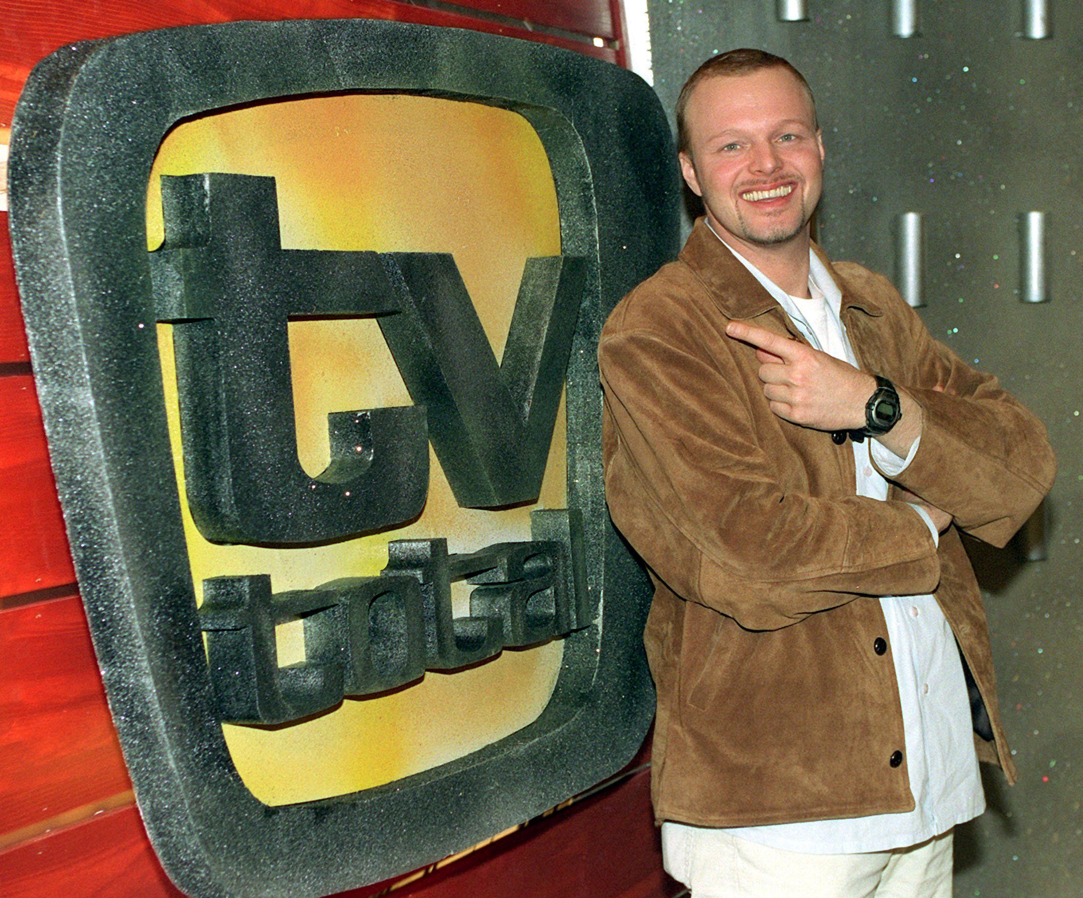 ARCHIV - 28.02.1999, Nordrhein-Westfalen, Köln: Stefan Raab zeigt am 01.03.1999 in Köln auf das Logo seiner Entertaiment-Show «TV total». (zu dpa: «Ja, wirklich: Stefan Raab wird 60») Foto: Horst Ossinger/dpa +++ dpa-Bildfunk +++
