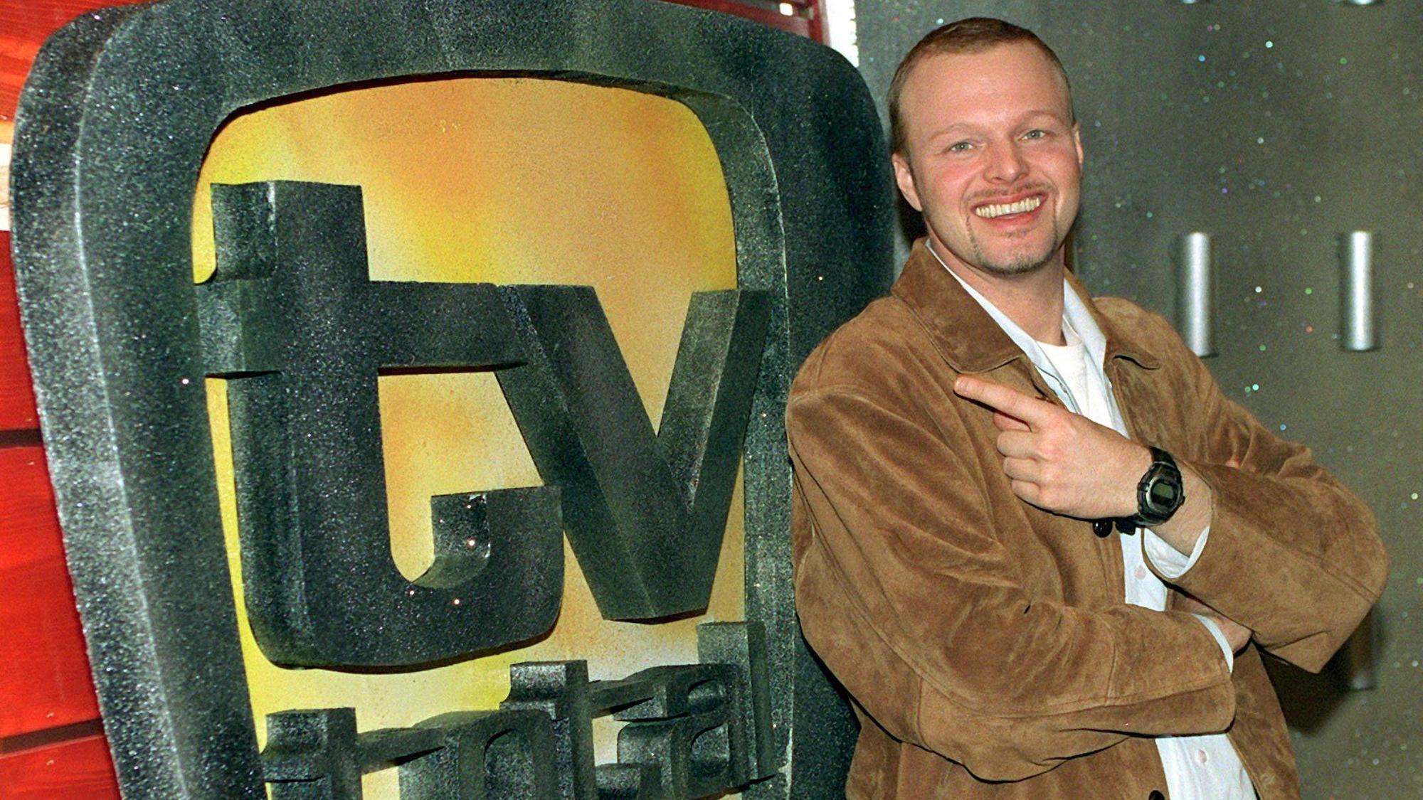 ARCHIV - 28.02.1999, Nordrhein-Westfalen, Köln: Stefan Raab zeigt am 01.03.1999 in Köln auf das Logo seiner Entertaiment-Show «TV total». (zu dpa: «Ja, wirklich: Stefan Raab wird 60») Foto: Horst Ossinger/dpa +++ dpa-Bildfunk +++